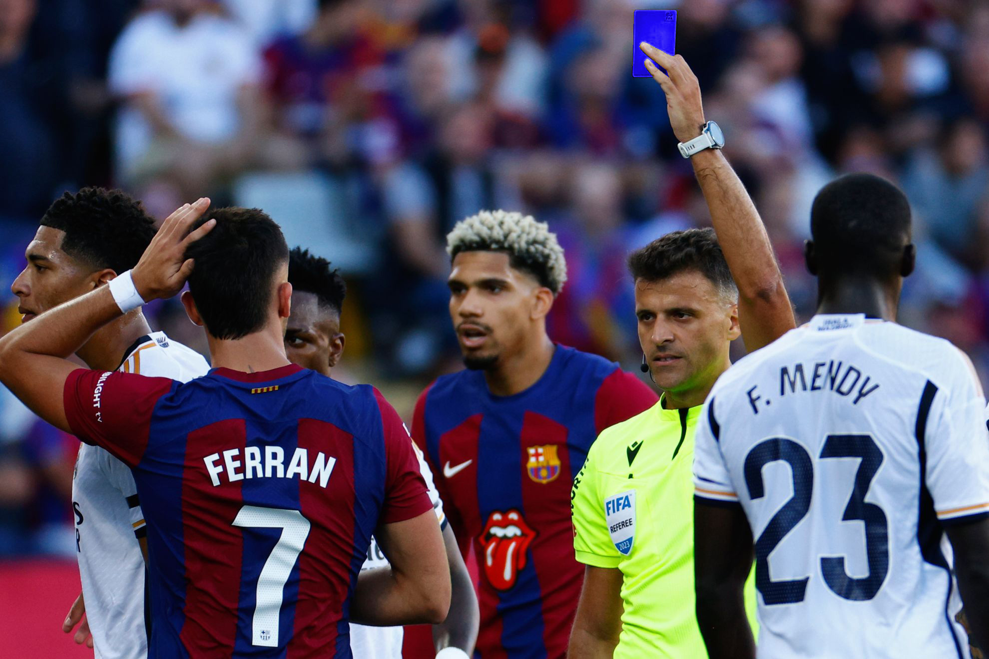 Recreacin de una tarjeta azul durante un FC Barcelona-Real Madrid