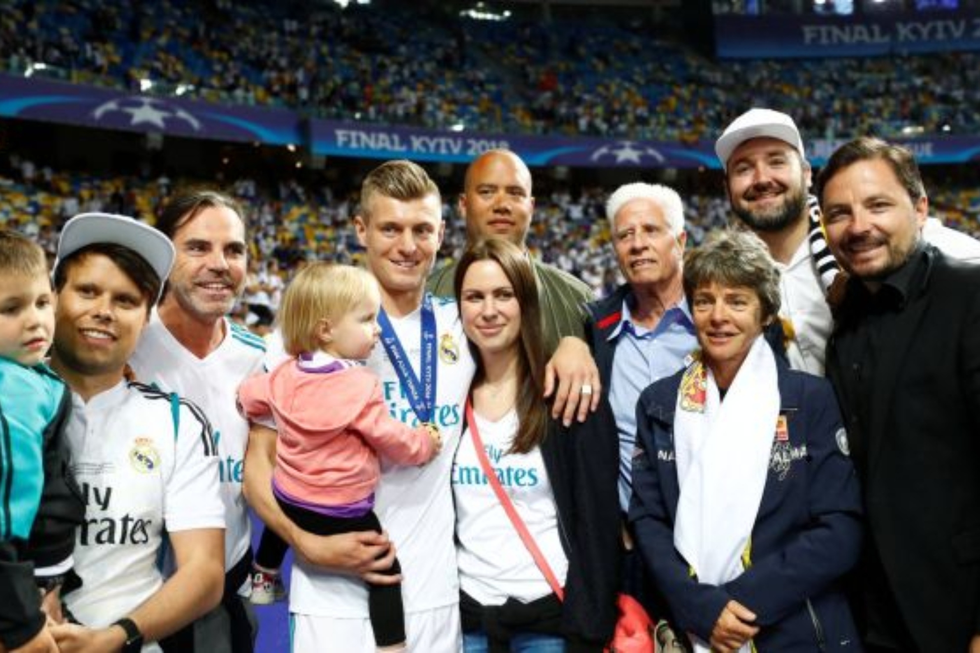 Kroos, junto a sus familiares en Kiev tras ganar su cuarta Champions en 2018.