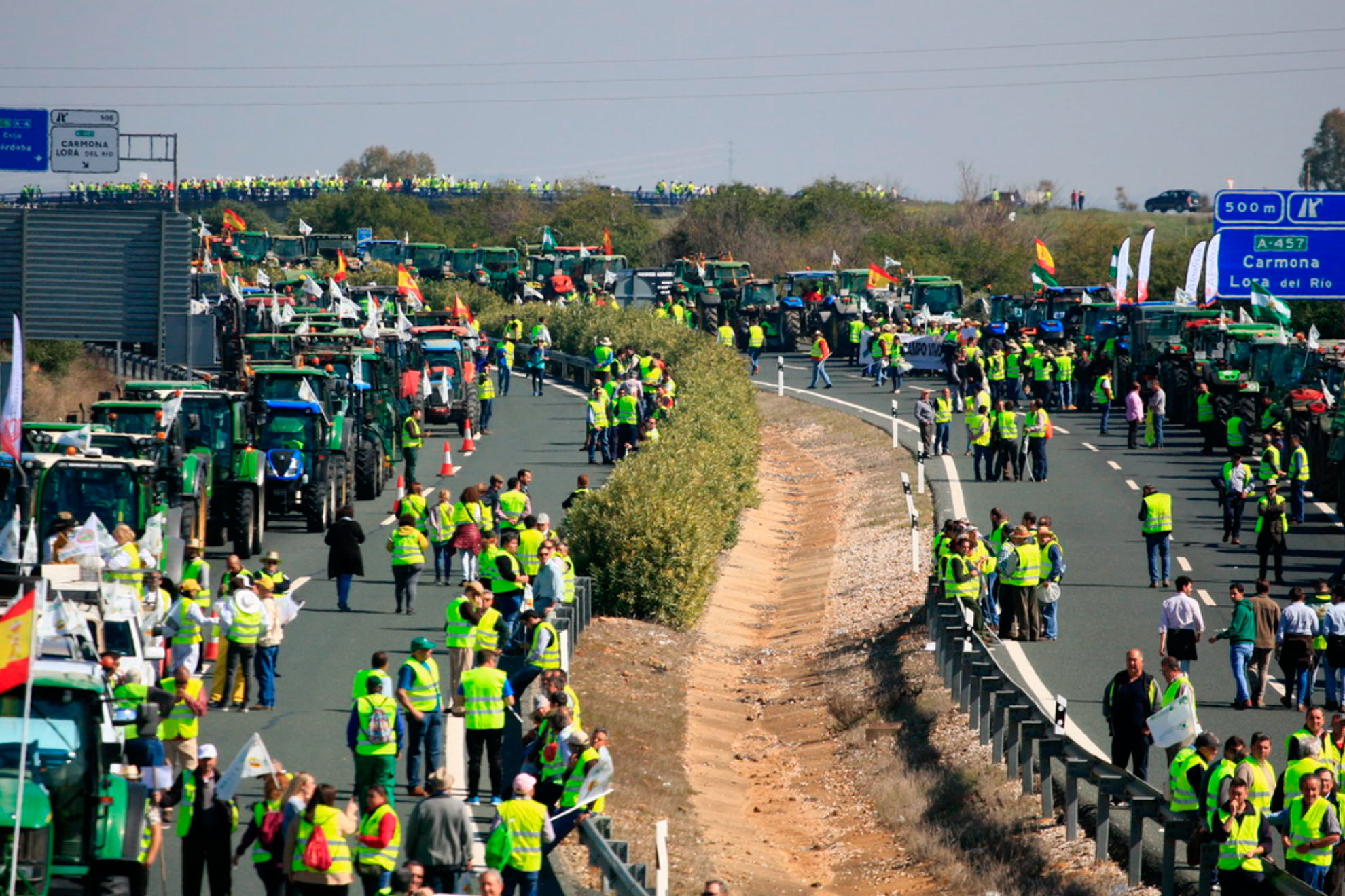 Unos manifestantes, cortando el tráfico en la provincia de Sevilla.