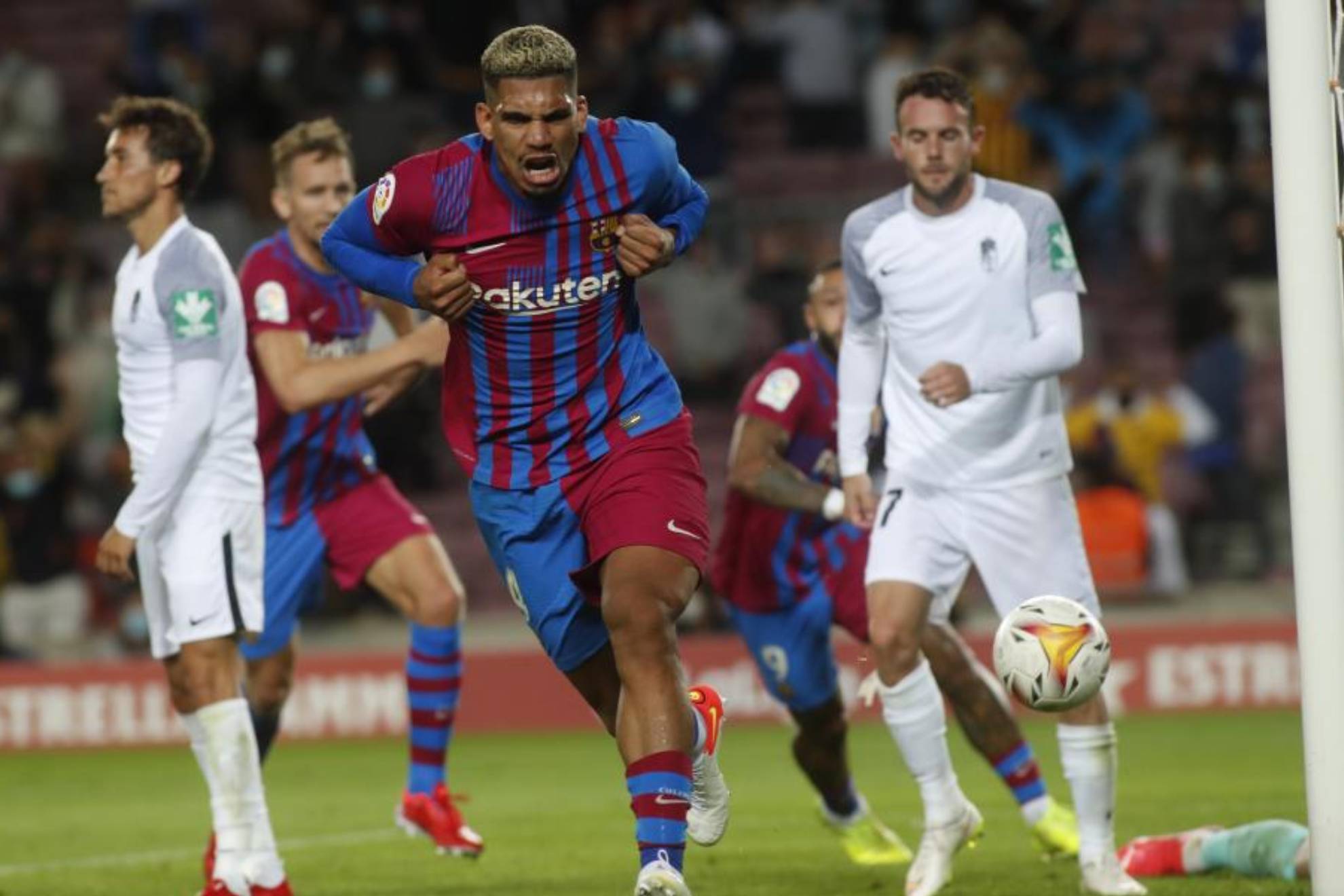 Araujo celebra un gol en el minuto 90 en la última visita del Granada al Camp Nou (1-1)