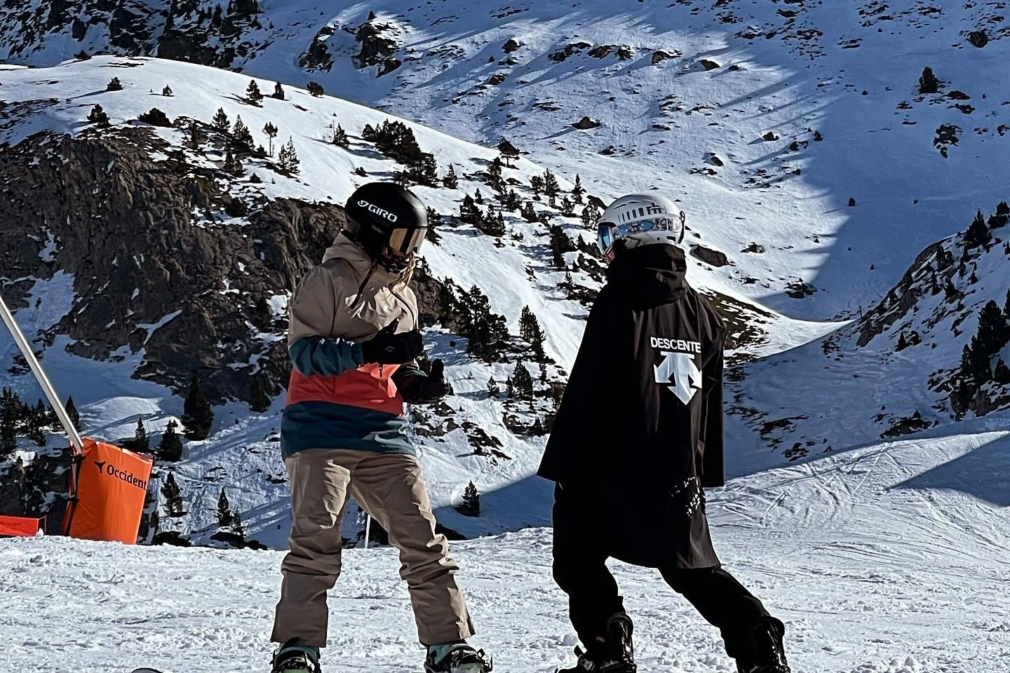 Katia Sánchez impartiendo una clase de snowboard/Foto: ZOKE PHOTOGRAPHY
