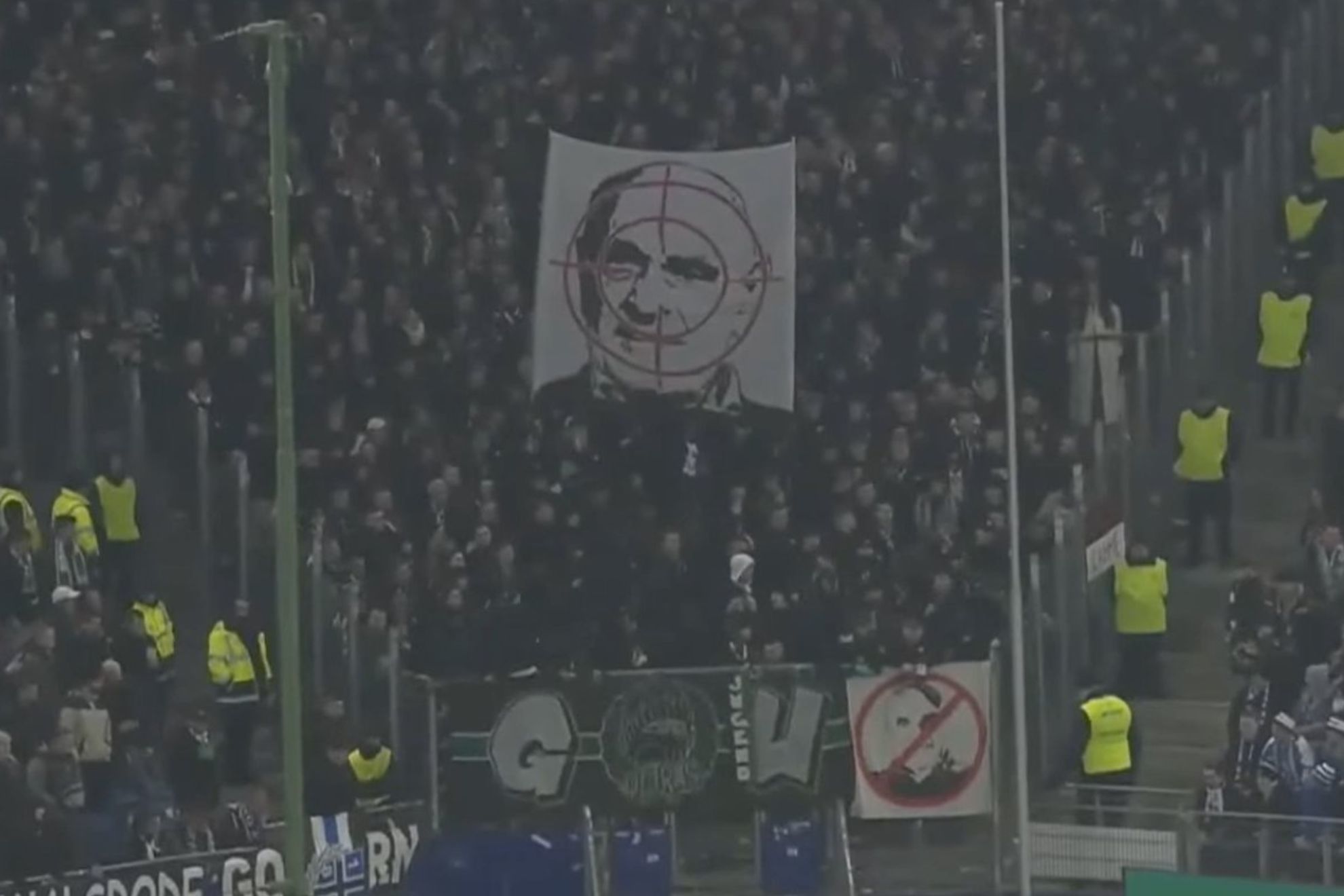 Los aficionados del Hannover muestran una pancarta contra Martin Kind