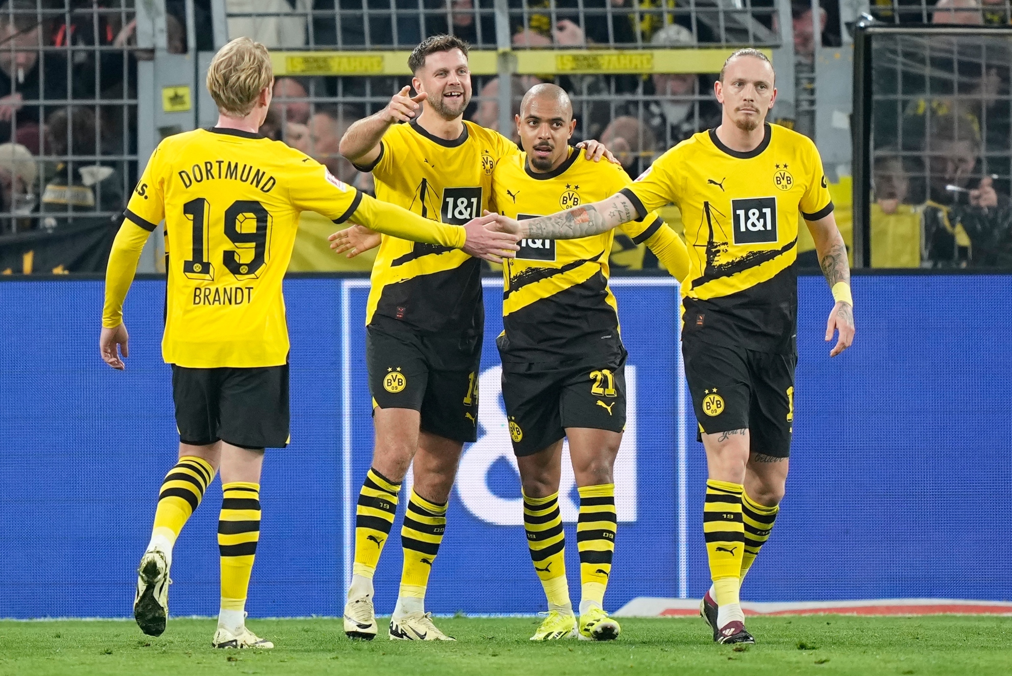 Los jugadores del Dortmund celebran el tanto de Füllkurg.