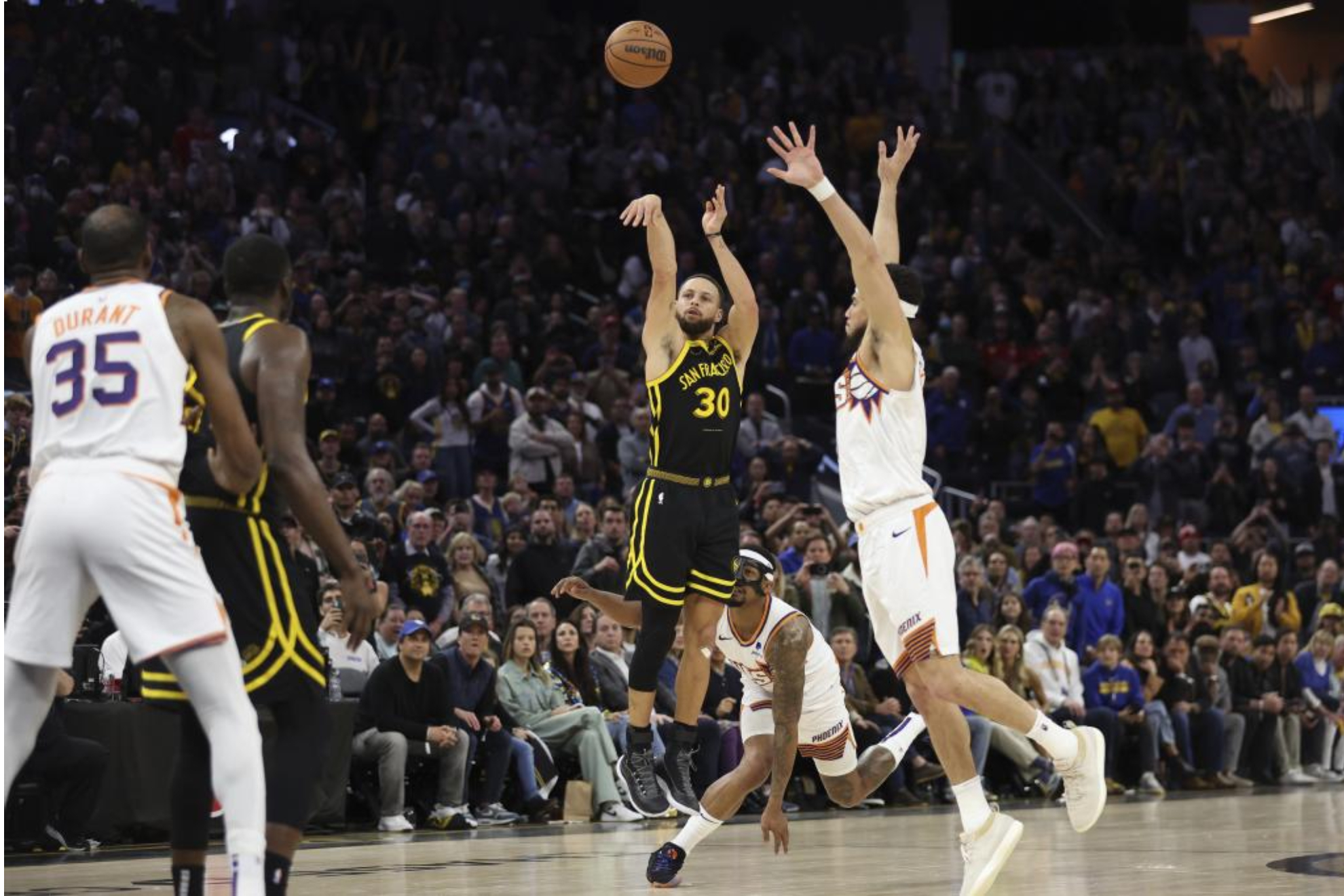Stephen Curry lanza el triple de la victoria ante los Suns.