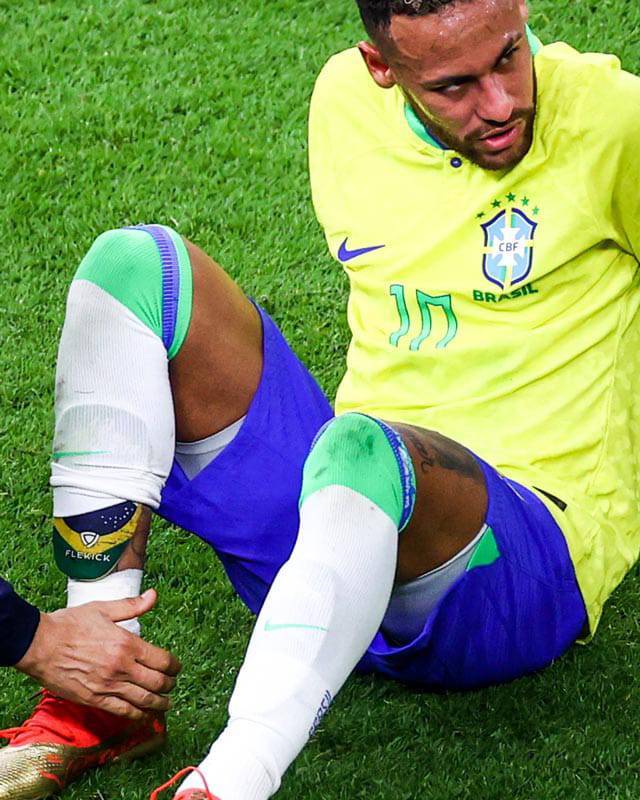 Neymar menggunakan pelindung tulang kering Flekick dari Selecci