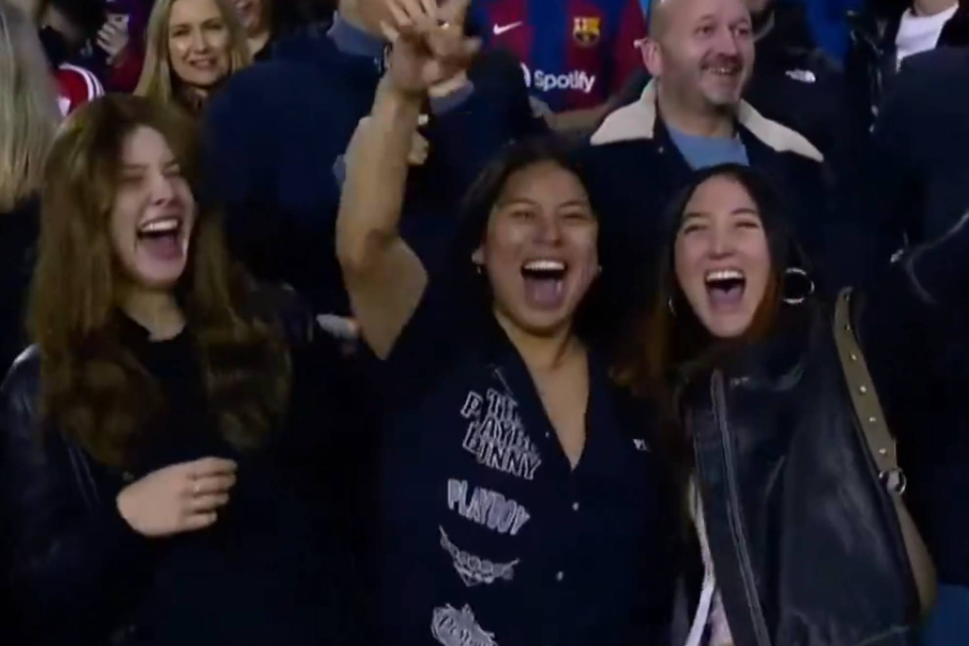 La celebración viral de tres aficionadas del Barcelona que acaba mal