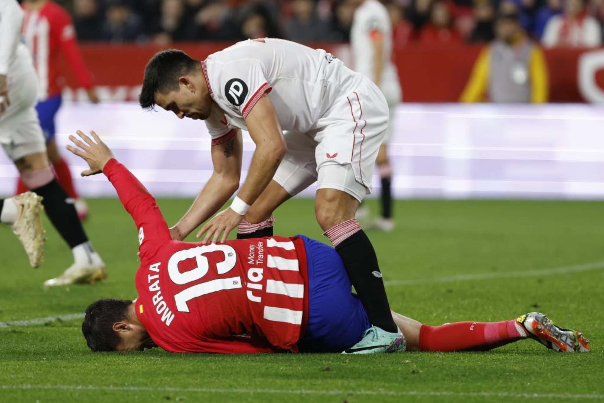 Morata, tumbado en el césped con evidentes gestos de dolor en el encuentro ante el Sevilla.