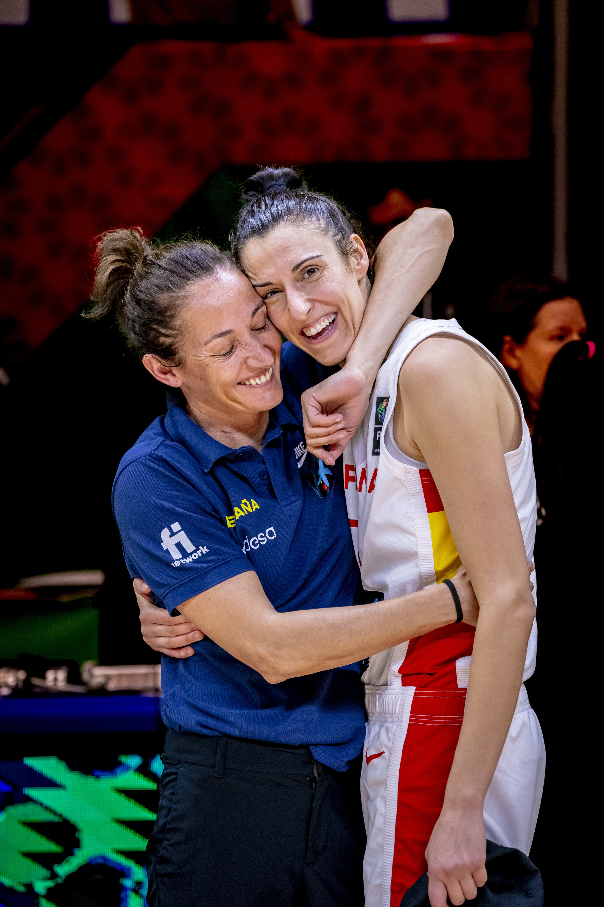 Hugs from Laia Palau and Alba Torrens.