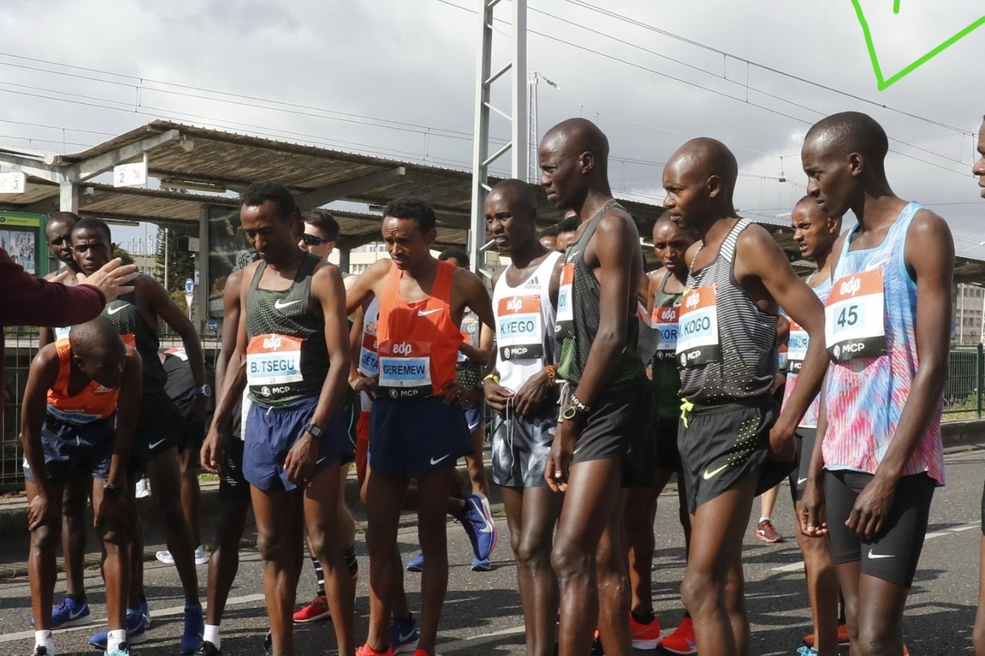 Kiptum, sin nombre en el dorsal, a la derecha con el 45, en el medio maratón de Lisboa 2019