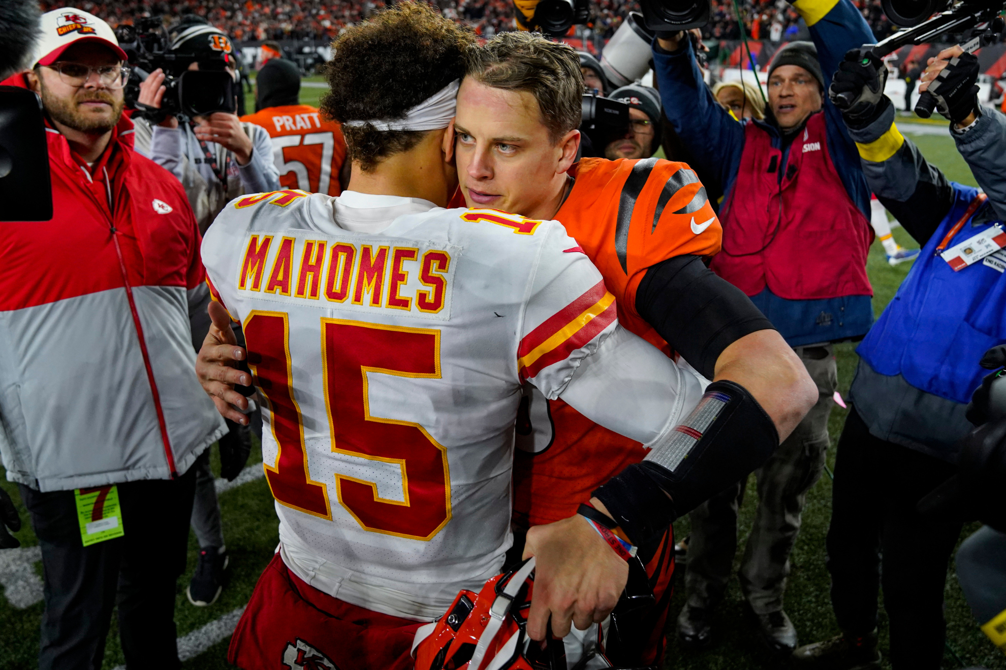 Burrow (right) and Mahomes (left) did not play one another during the 2023 season.