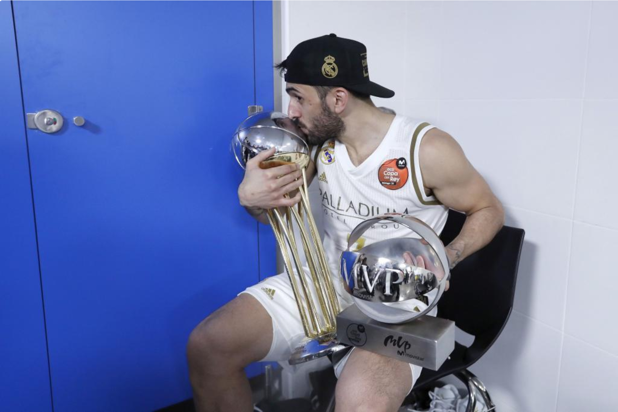 Facundo Campazzo besa la Copa del Rey conseguida en 2020 y en la que fue MVP.