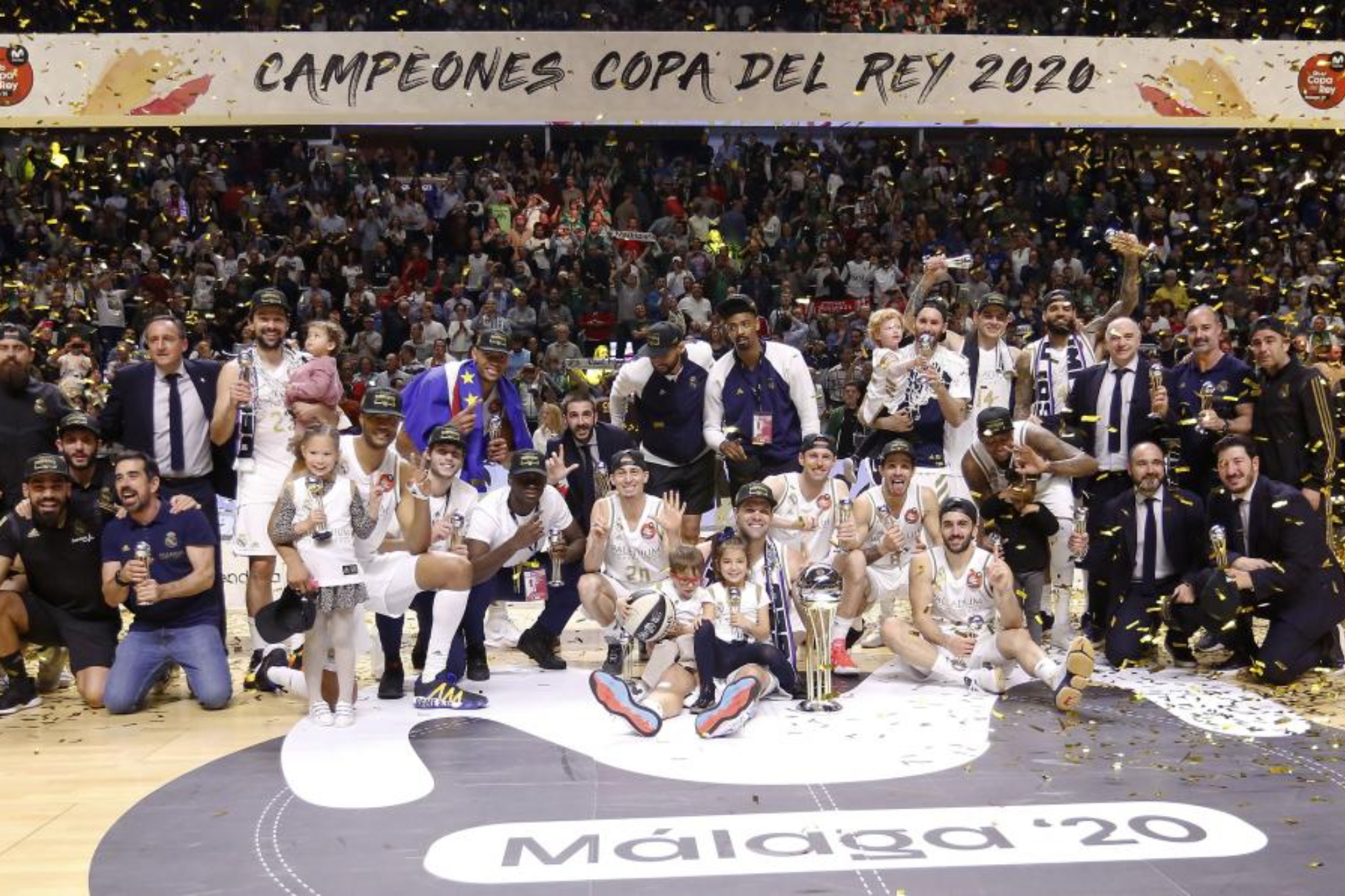 La plantilla del Real Madrid celebra la Copa del Rey conseguida en 2020.