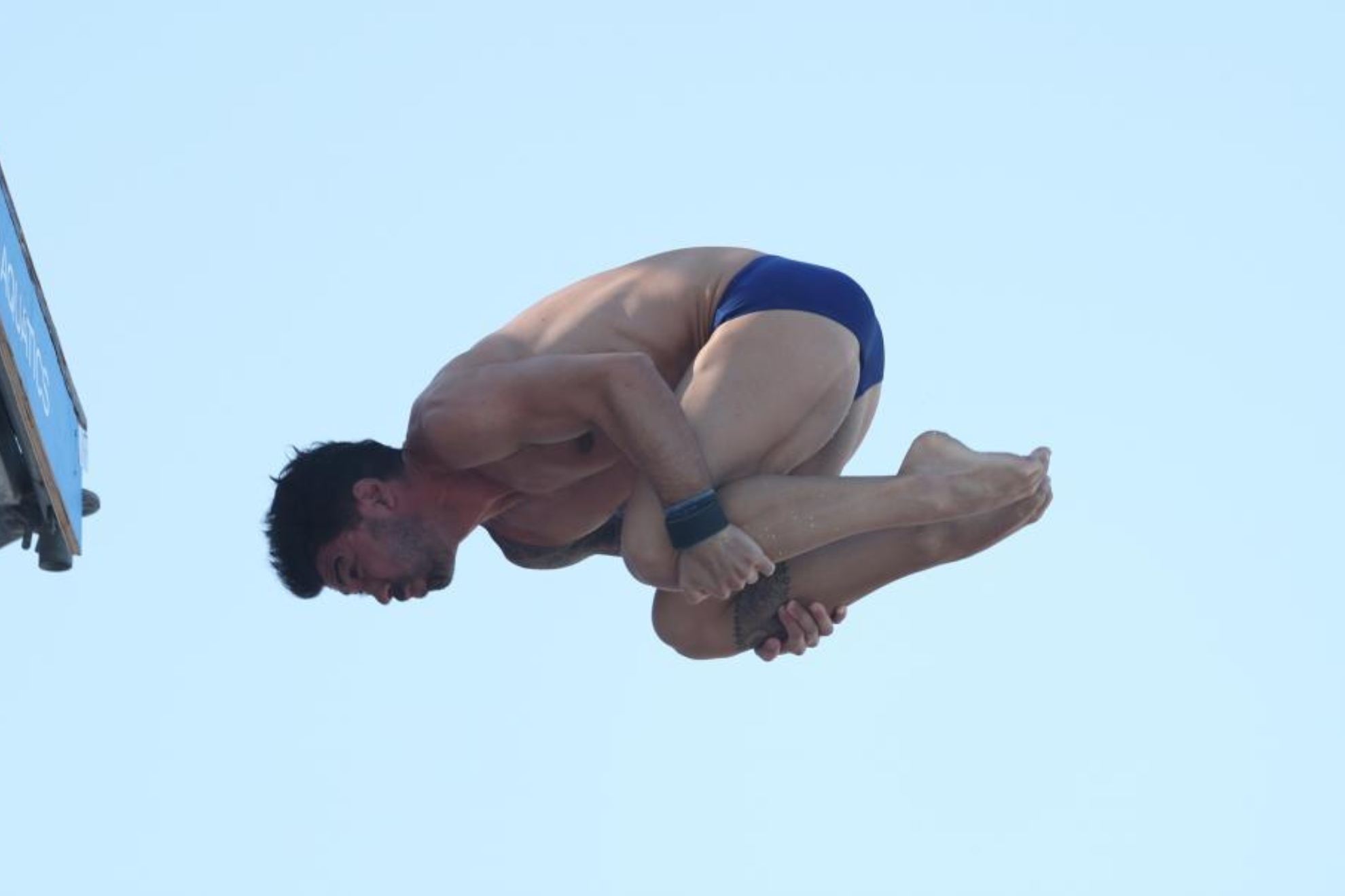 Carlos Gimeno en el vuelo de su segundo salto
