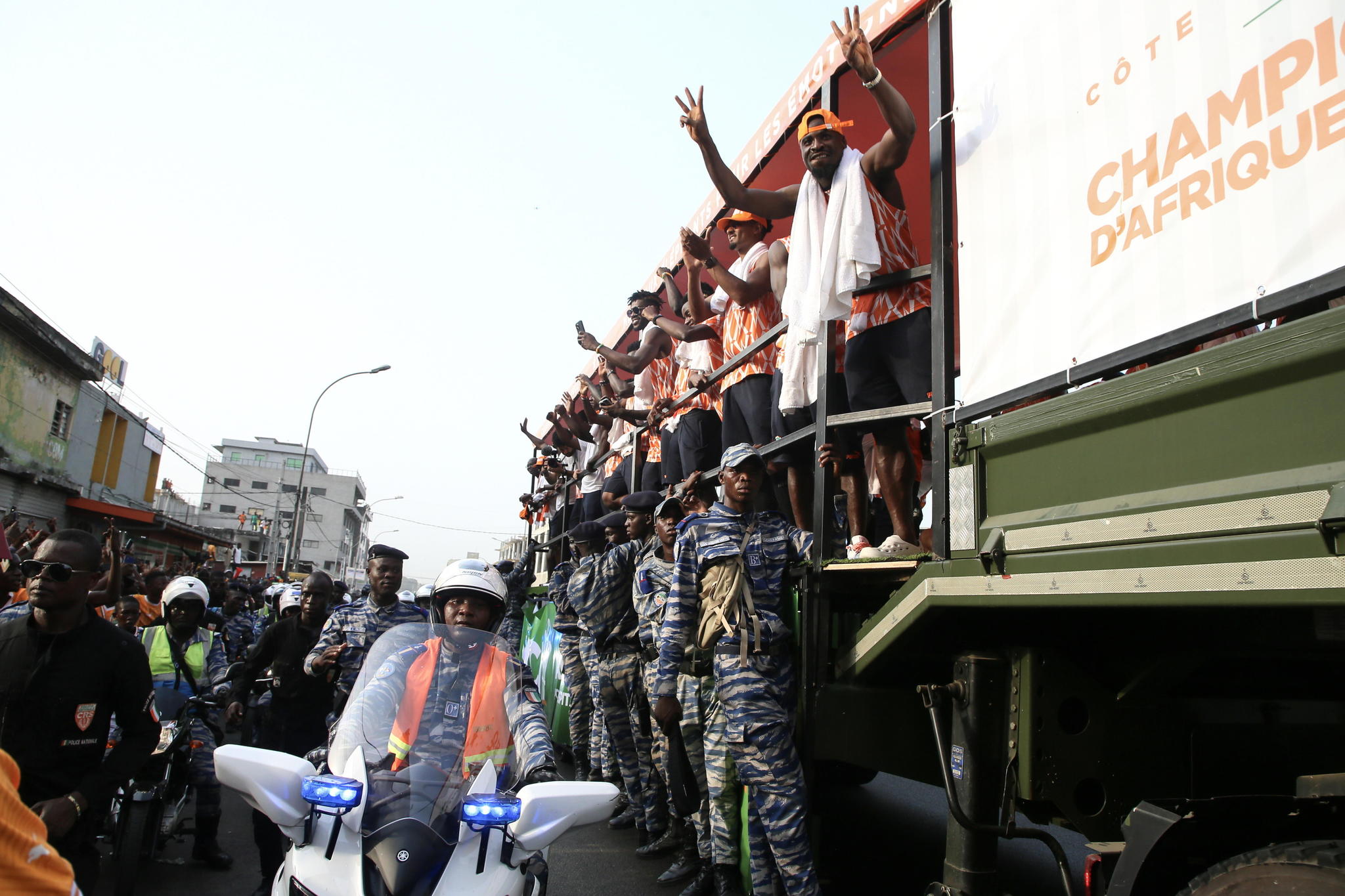 Los jugadores marfileos celebran su xito en las calles de Abidjan con los aficionados