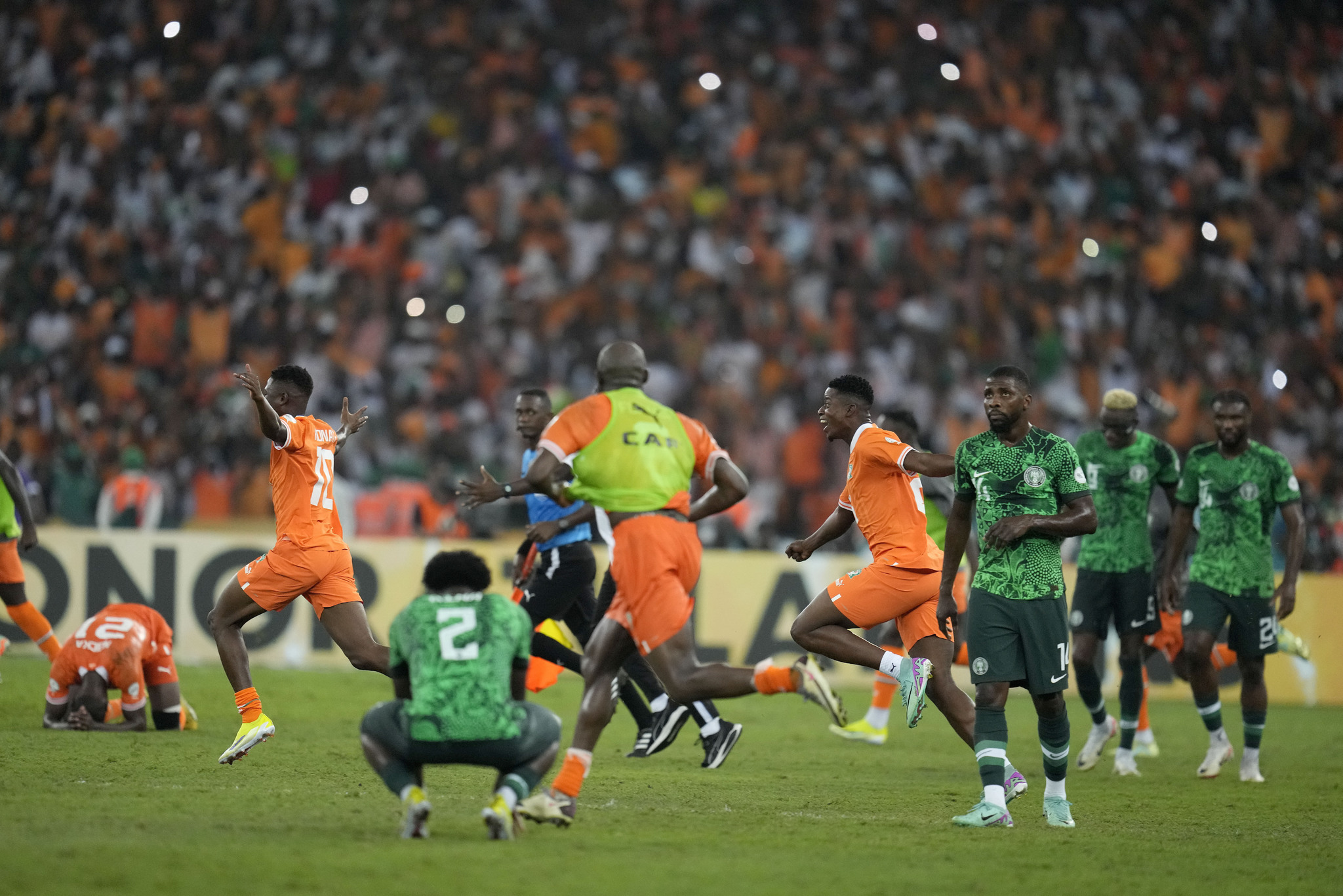 Los jugadores de Nigeria ven como celebran la victoria los marfileos