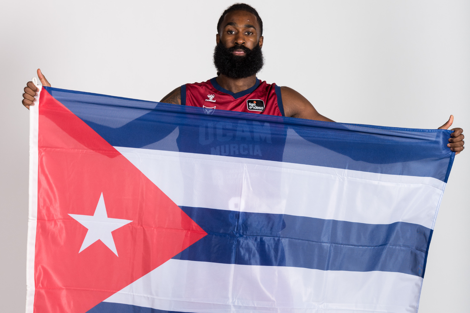 Howard Sant-Roos posa con una bandera de Cuba durante la sesin oficial de fotos del UCAM Murcia.
