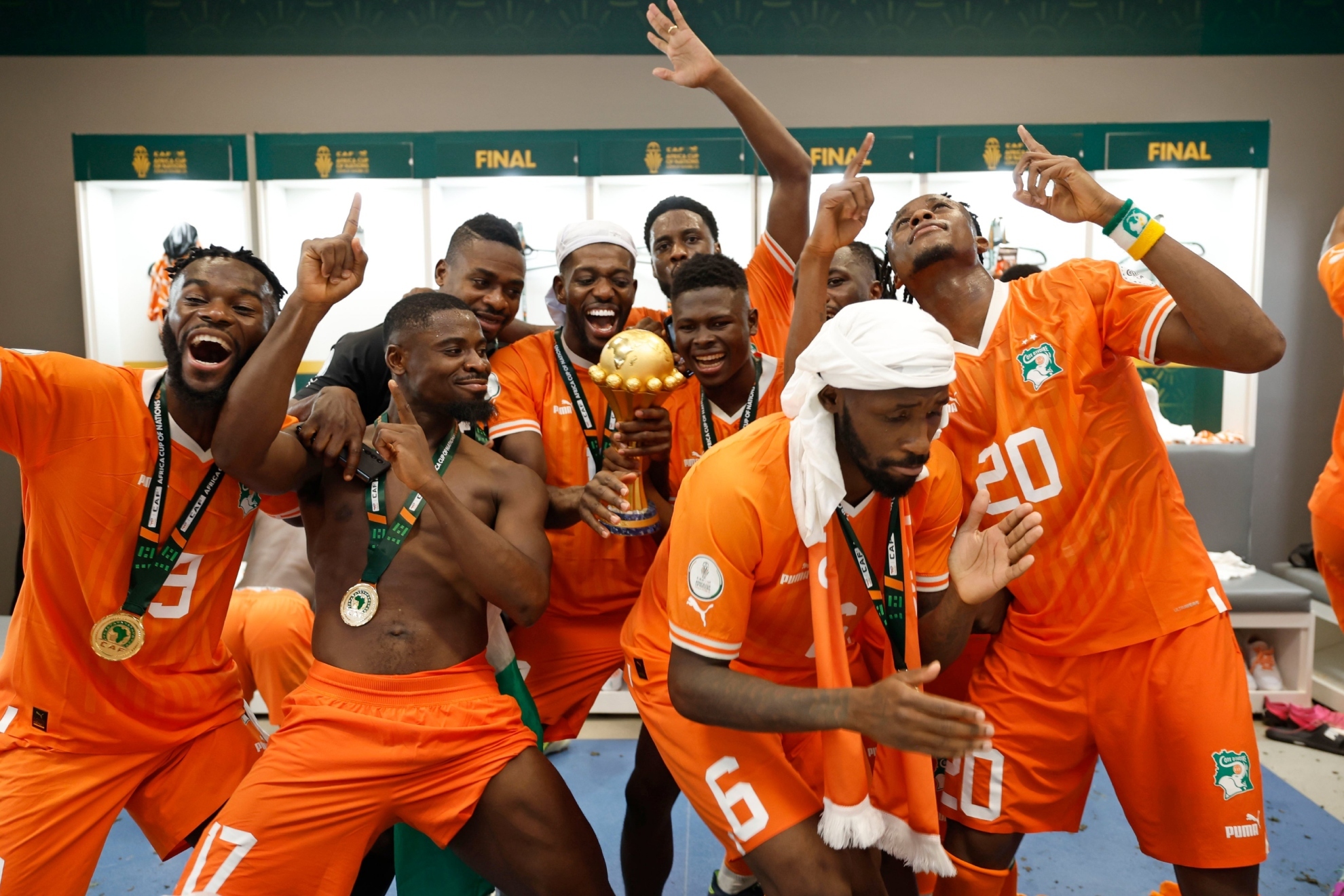 Los jugadores de Costa de Marfil celebran el título.
