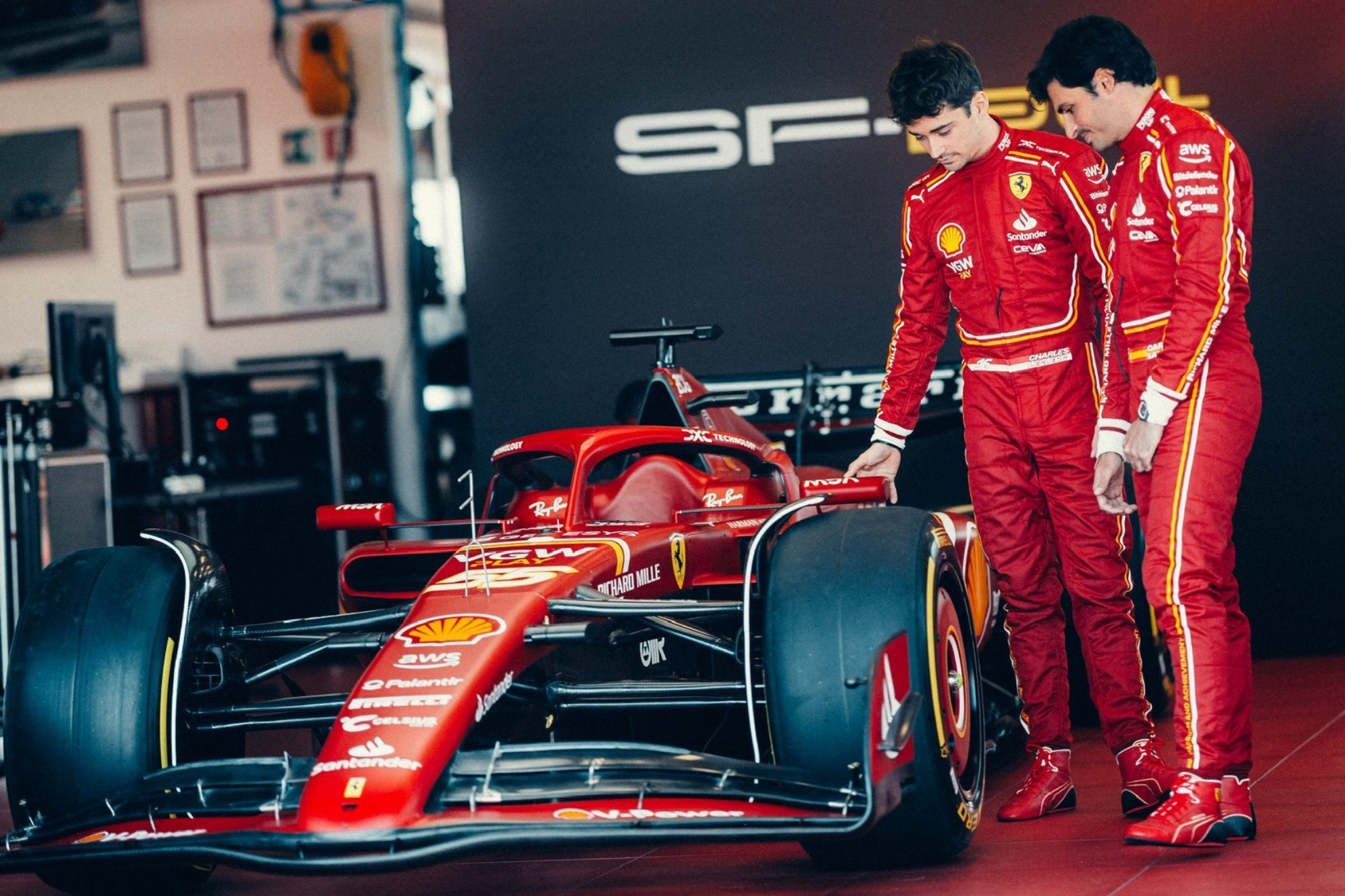 Leclerc e Sainz observam o carro de Carlos.