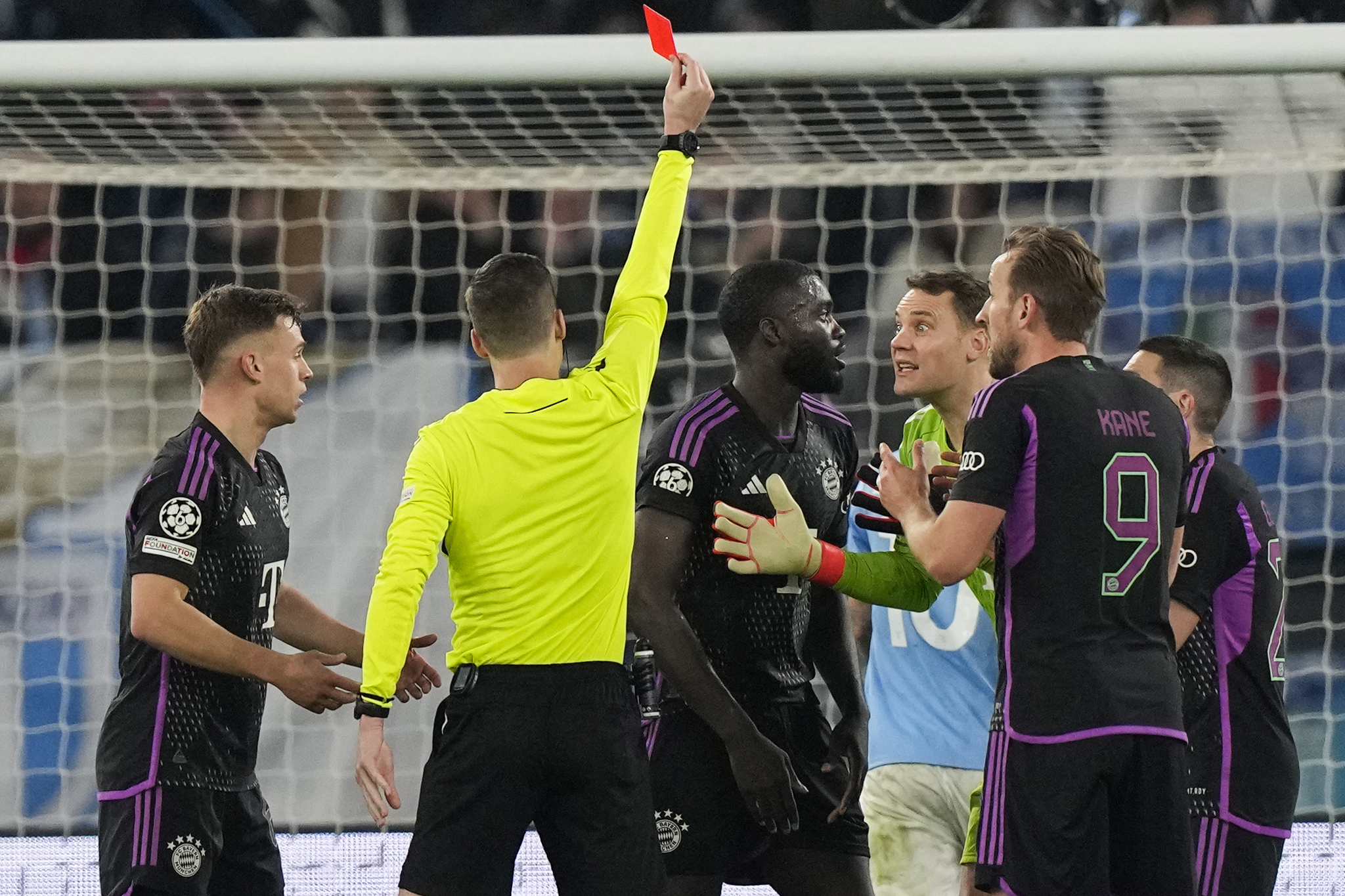 Bayerns Dayot Upamecano receives a red card from referee Francois Letexier