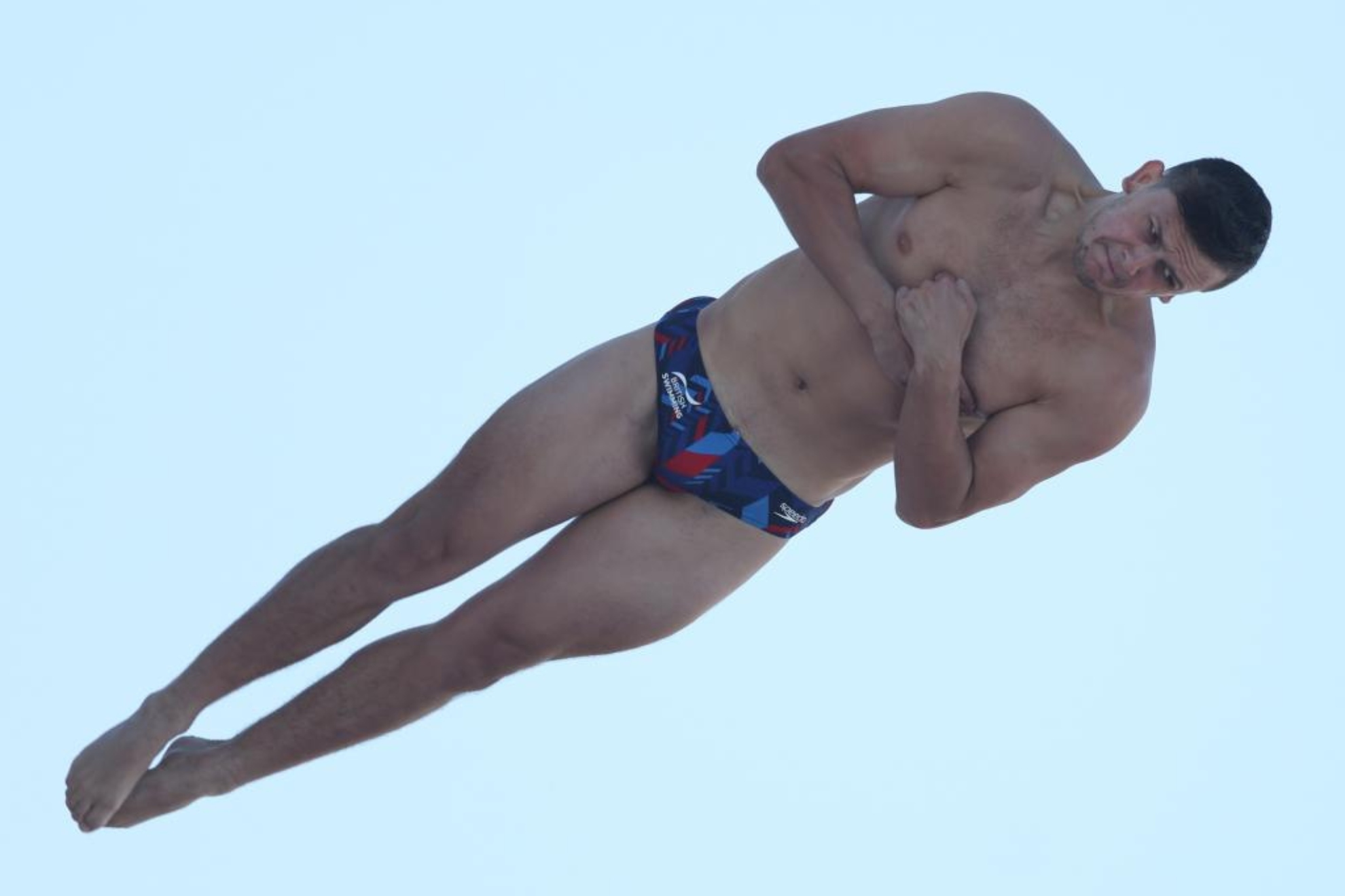 El ganador de high diving, Heslop, realizando un tirabuzón en uno de sus saltos