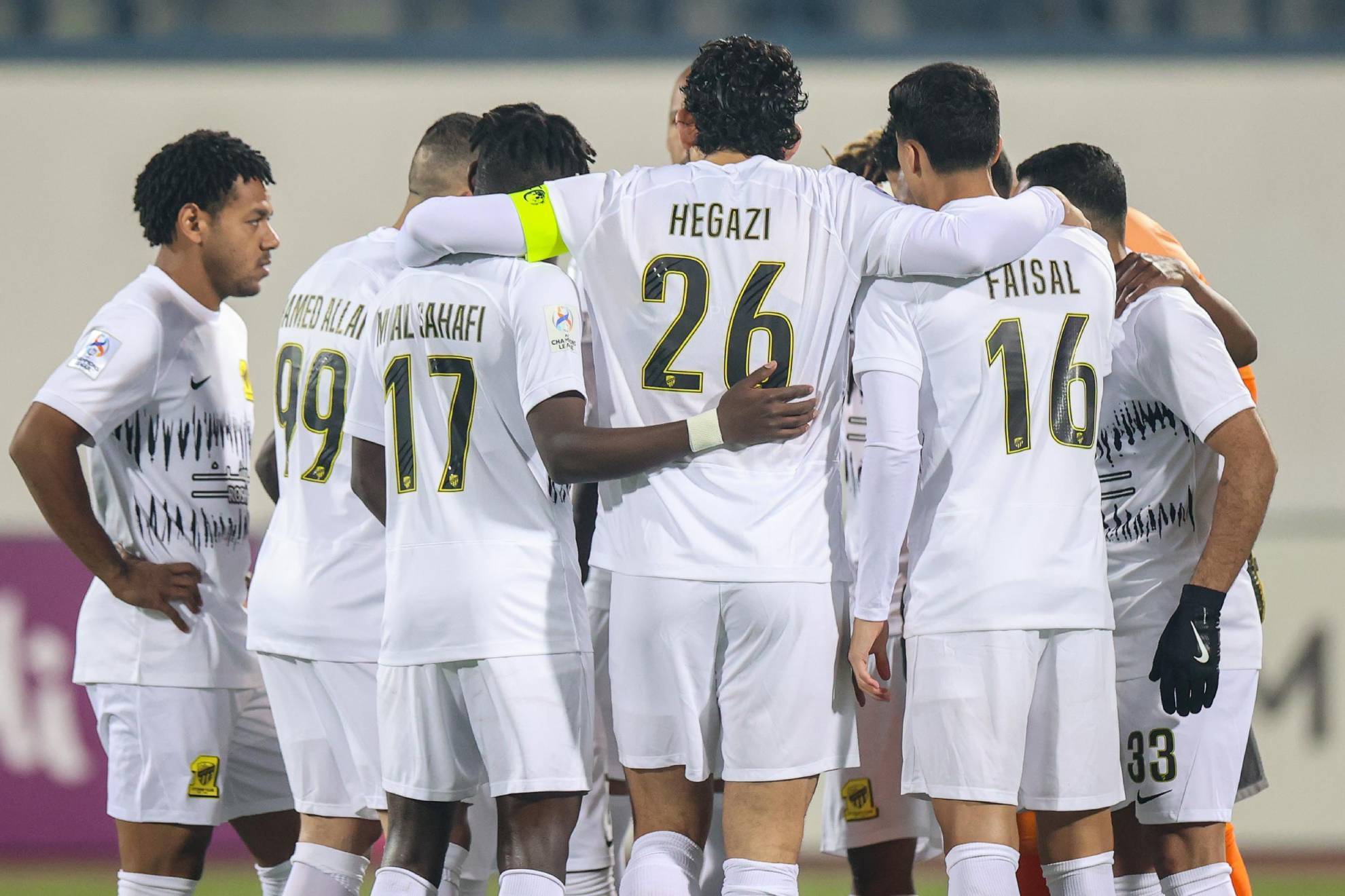 Los jugadores del Al-Ittihad, antes de empezar el partido ante el Navbahor