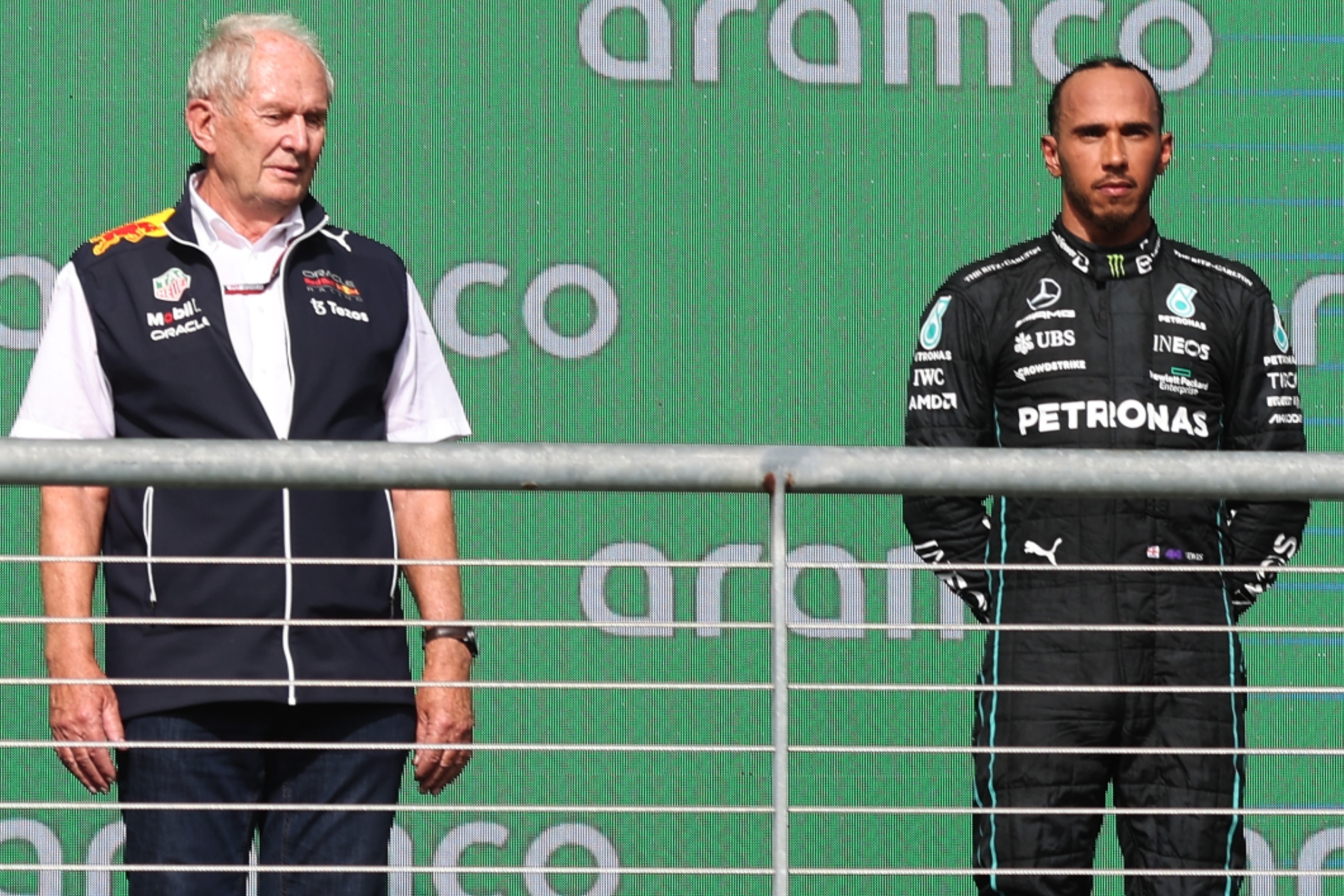 Helmut Marko y Lewis Hamilton, en el podio de Austin.