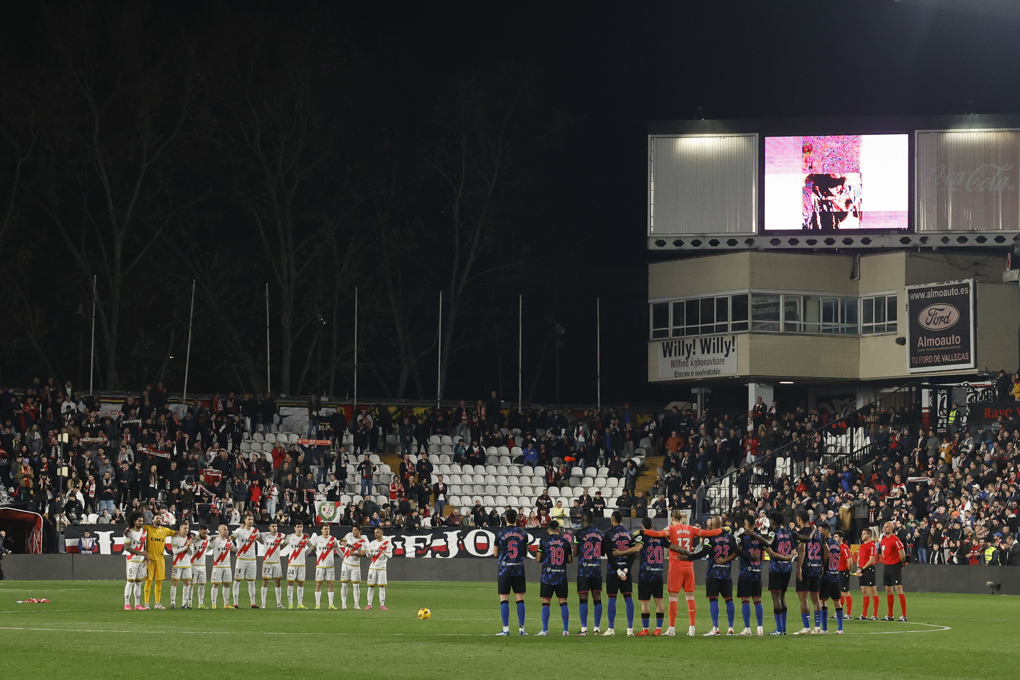 Minuto de silencio entre Rayo y Sevilla en el Estadio de Vallecas