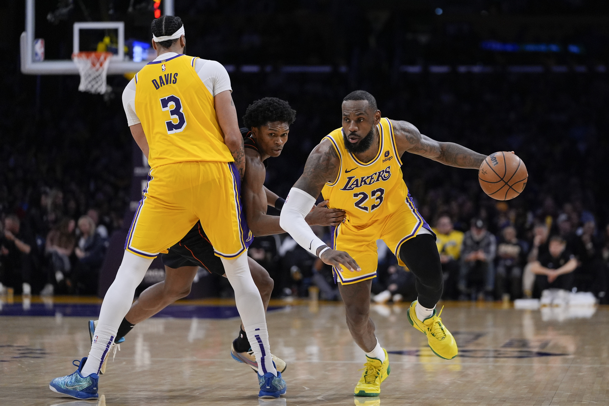 Los Angeles Lakers forward LeBron James drives past a screen