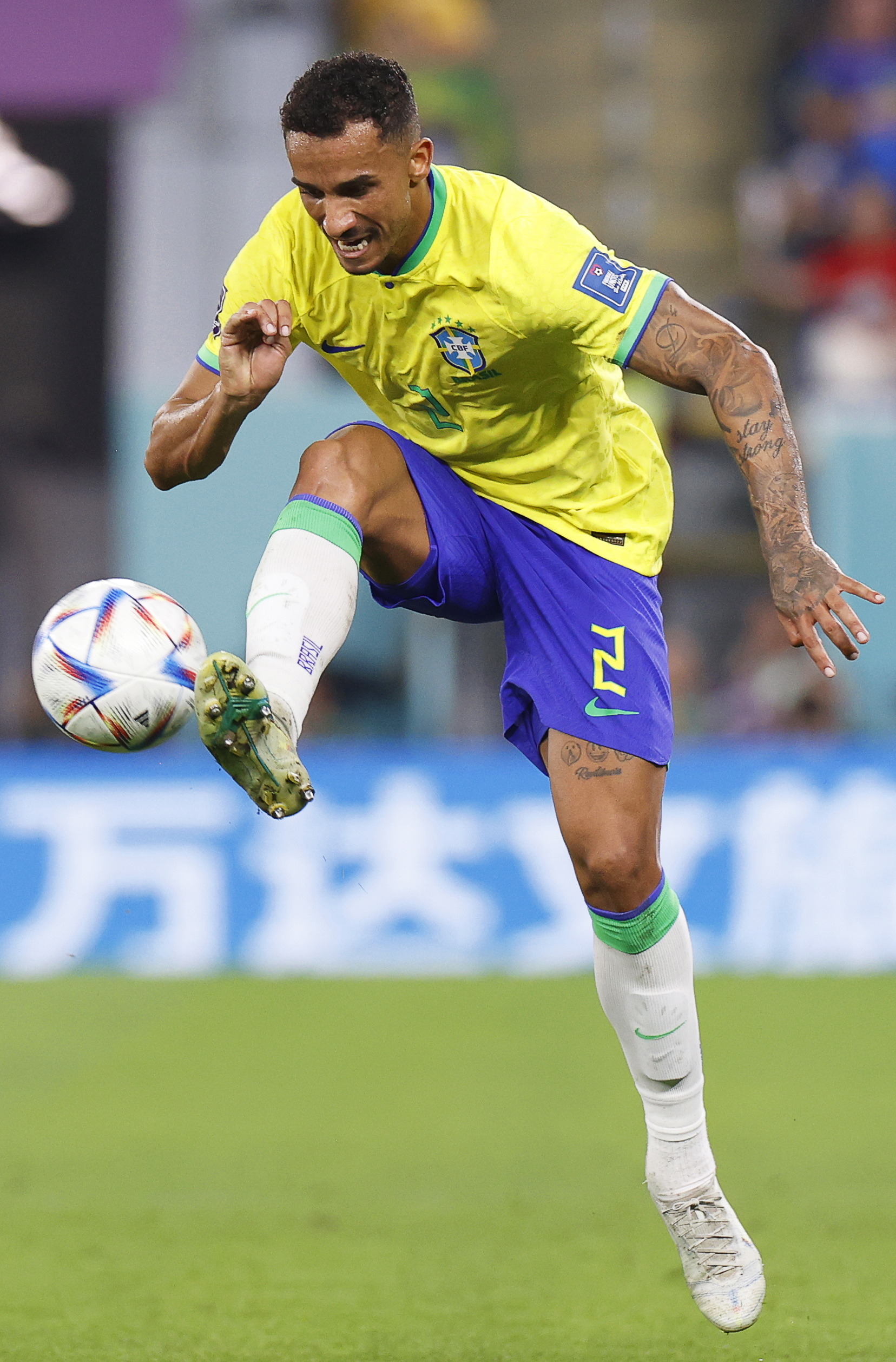 Danilo durante un partido con Brasil en el Mundial de Qatar