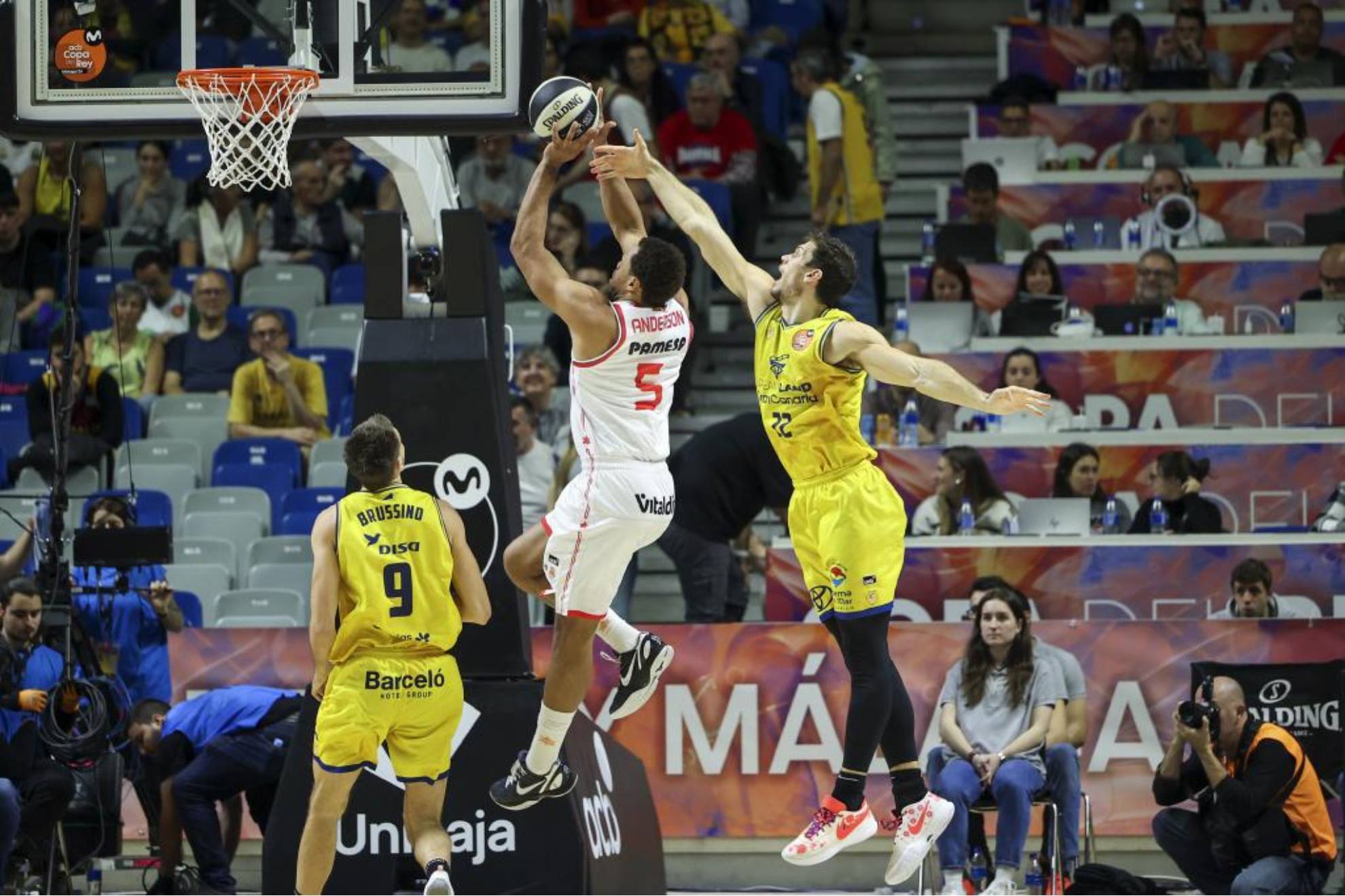El ala-pvot de Dreamland Gran Canaria Ethan Happ intenta taponar el tiro de Justin Anderson, del Valencia Basket.