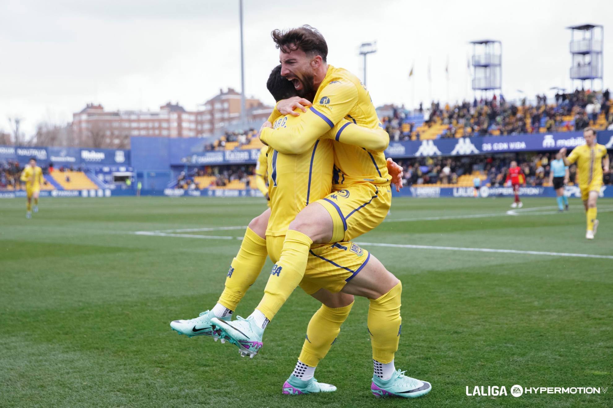 Javi Prez y Vctor Garca, goleador y asistente, celebran el gol del Alcorcn al Andorra