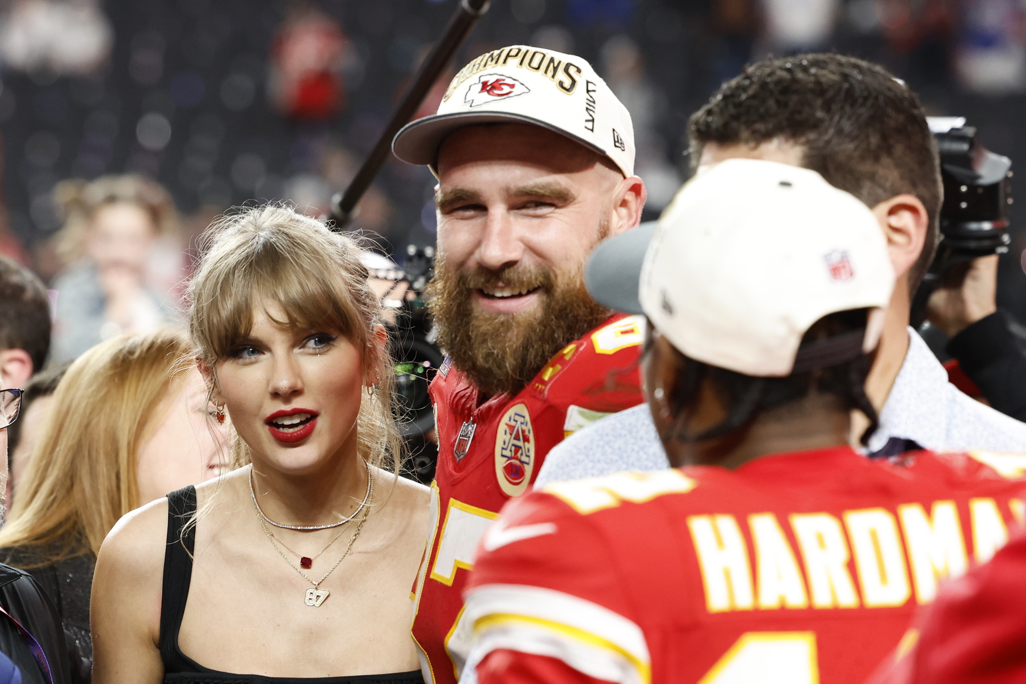 Kansas City Chiefs tight end Travis Kelce (C) and US singer Taylor Swift