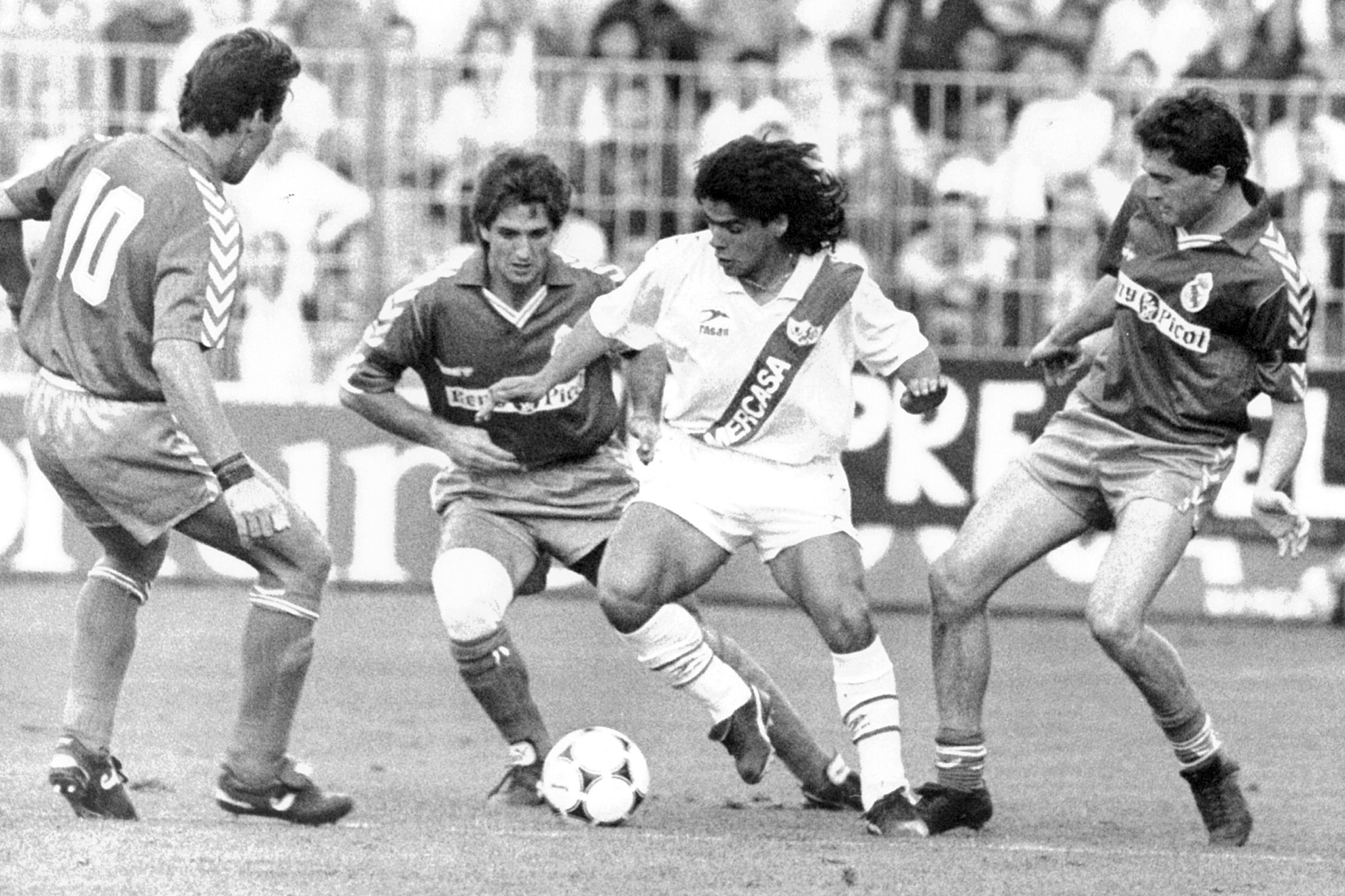 Hugo Maradona, rodeado por Gordillo, Chendo y Martín Vázquez en Vallecas/ARCHIVO MARCA