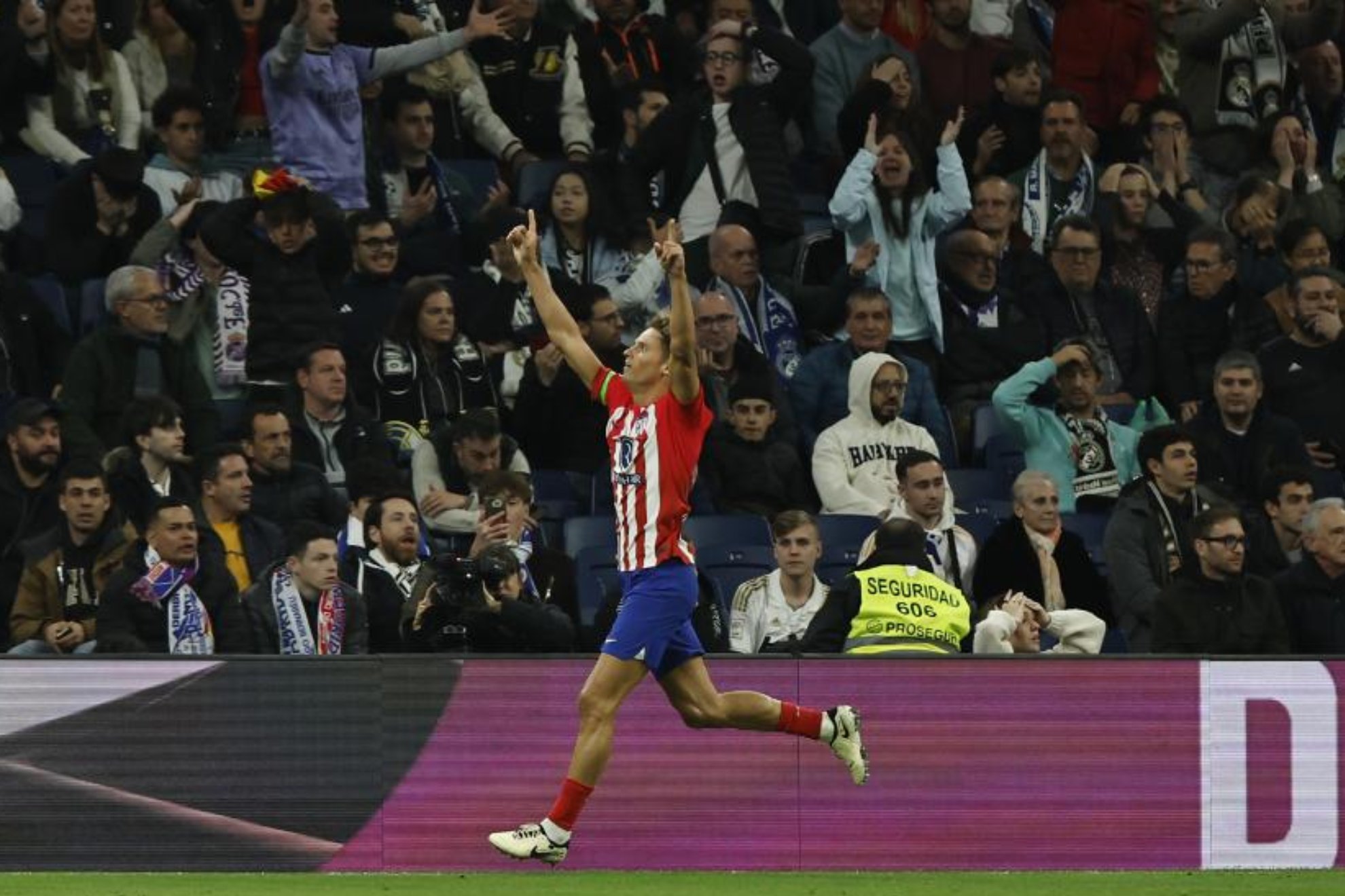 Marcos Llorente celebra un gol ante el Real Madrid
