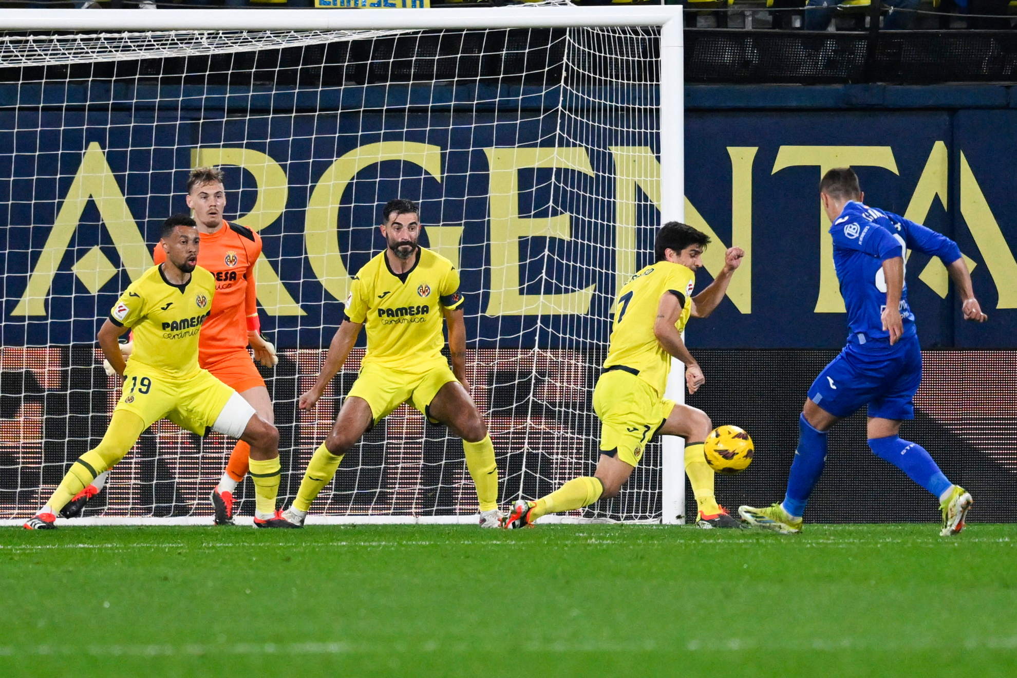 Maksimovic dispara a puerta para anotar gol ante el Villarreal.