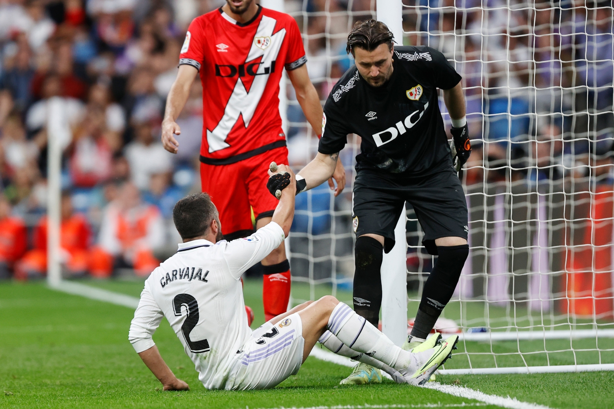 Dimitrievski ayuda a levantarse a Carvajal en el partido del Bernabéu/ANGEL RIVERO