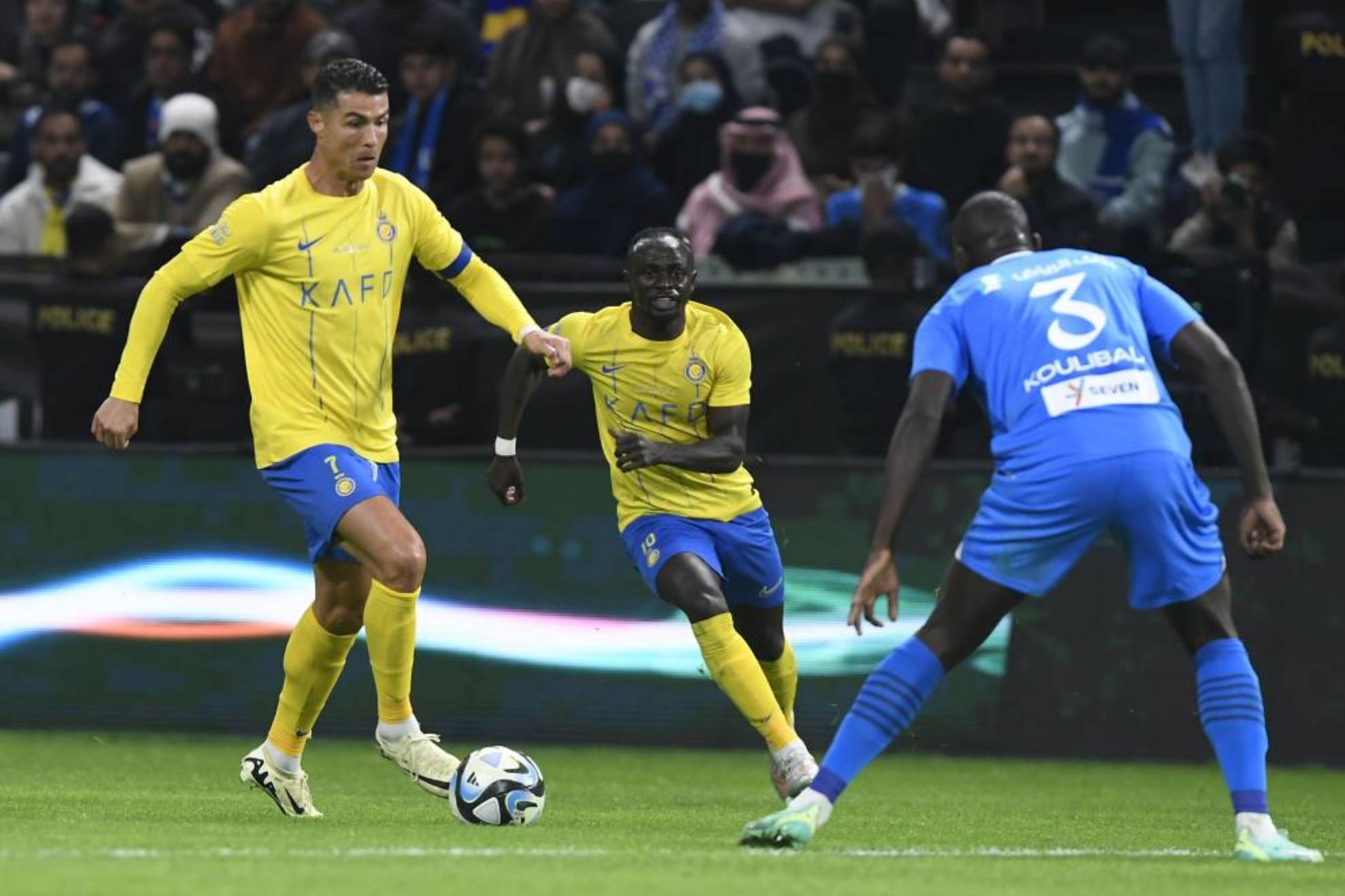 Cristiano Ronaldo y Sadio Mané durante un partido del Al-Nassr.