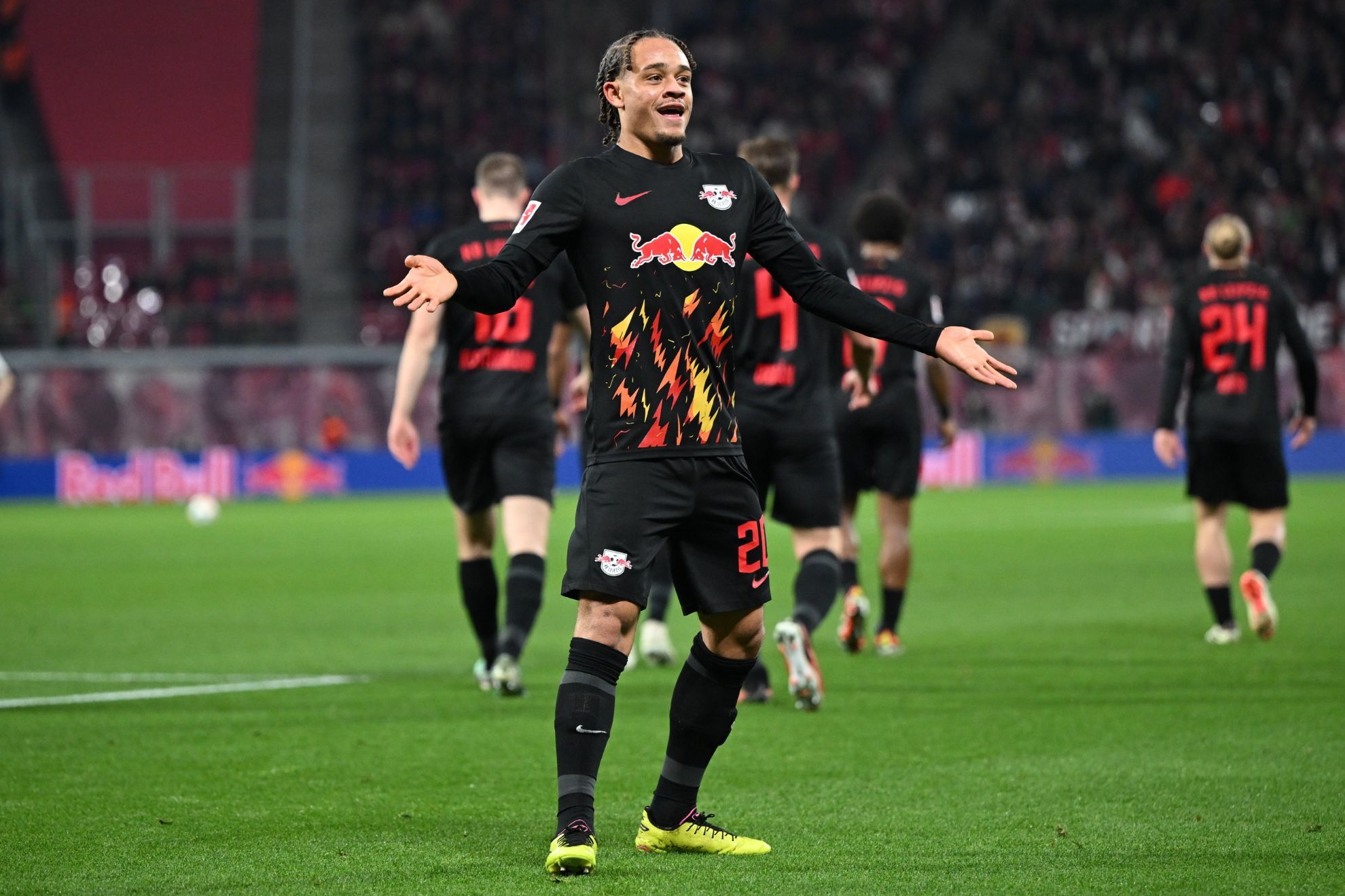 Xavi Simons celebra su gol ante el Borussia Mönchengladbach