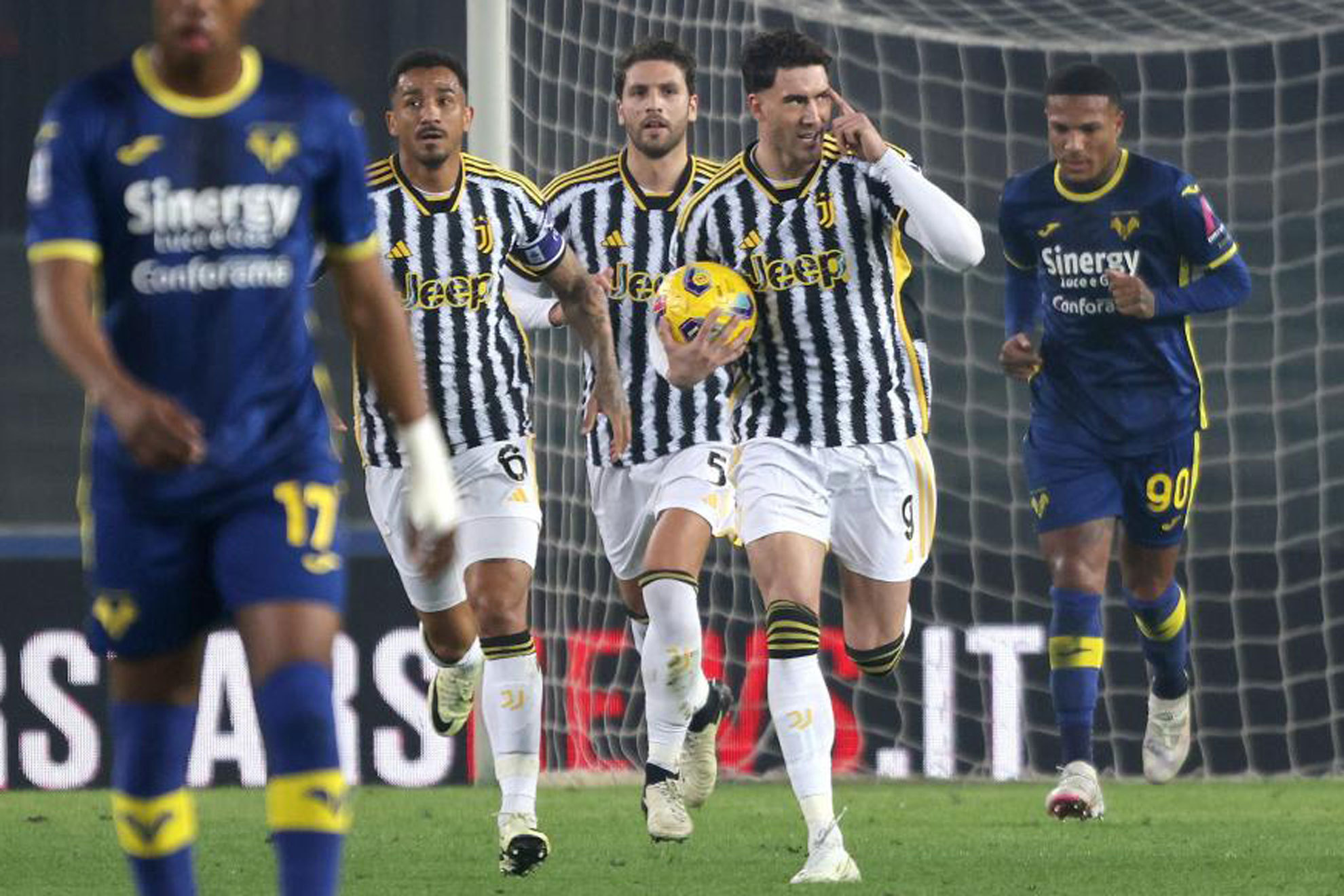 Vlahovic celebra su gol al Hellas Verona.