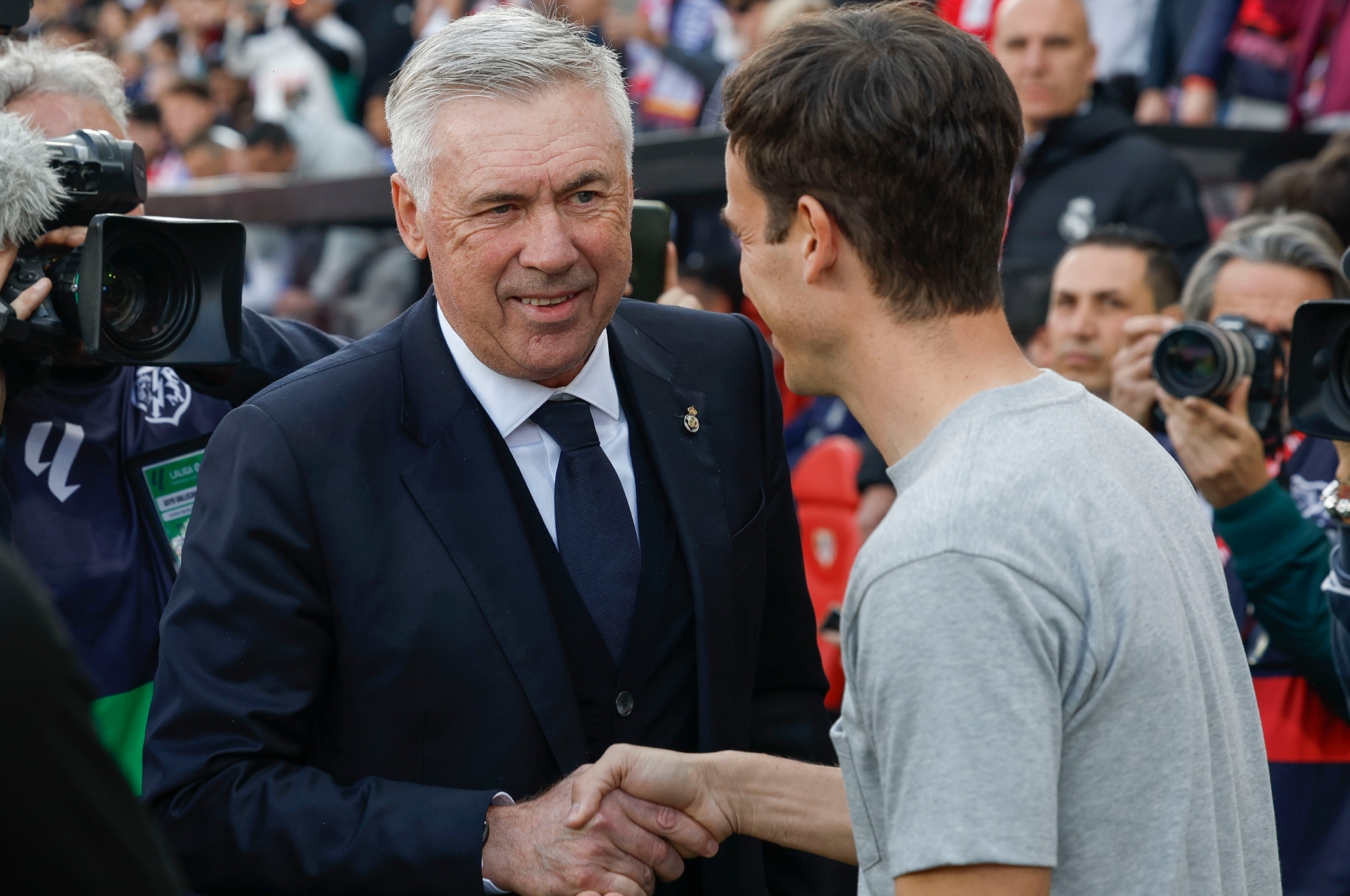 Carlo Ancelotti saluda a Iñigo Pérez antes de empezar el partido de Vallecas/JOSÉ ANTONIO GARCIA