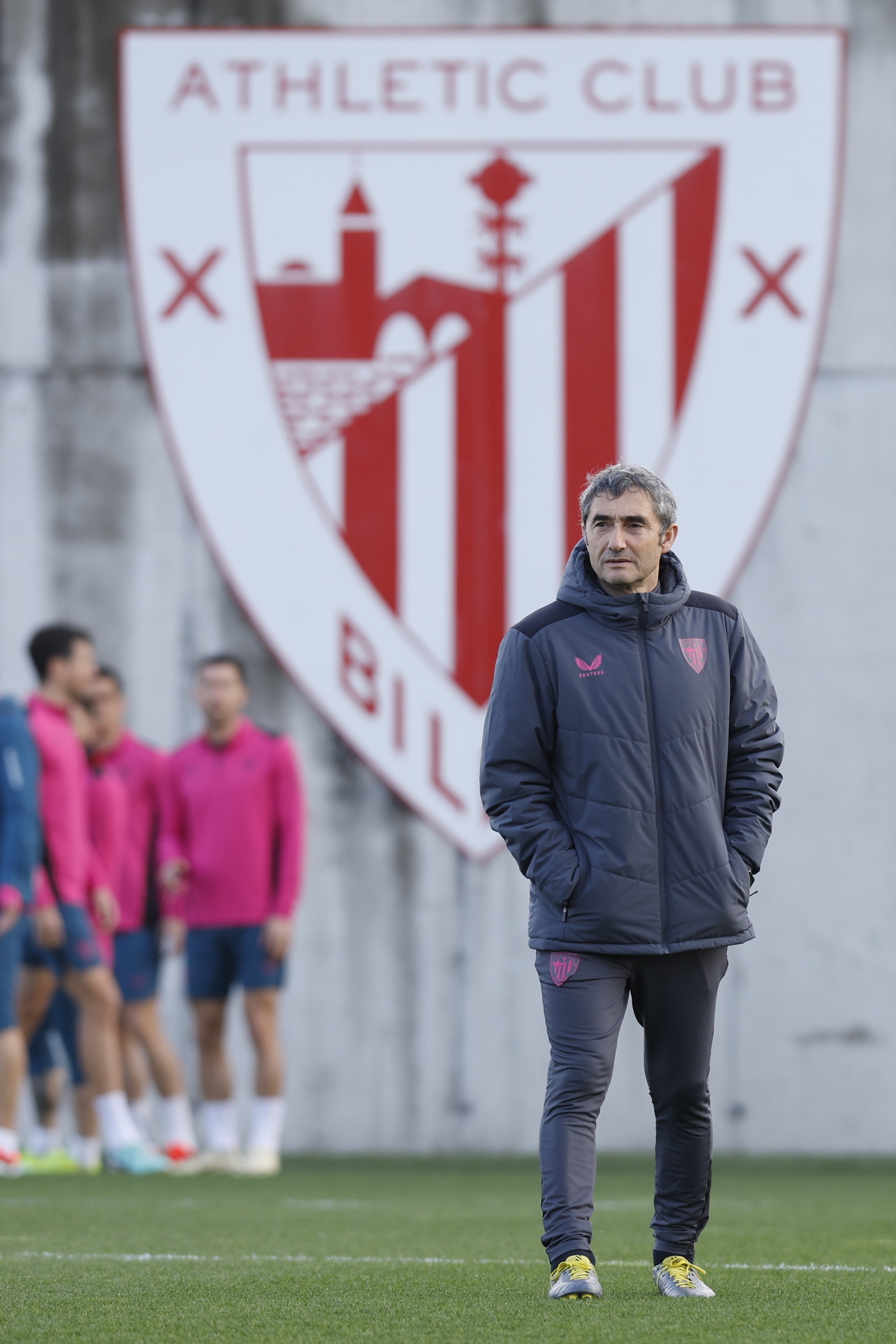Valverde, delante del escudo del club que preside el Campo 5 de Lezama.