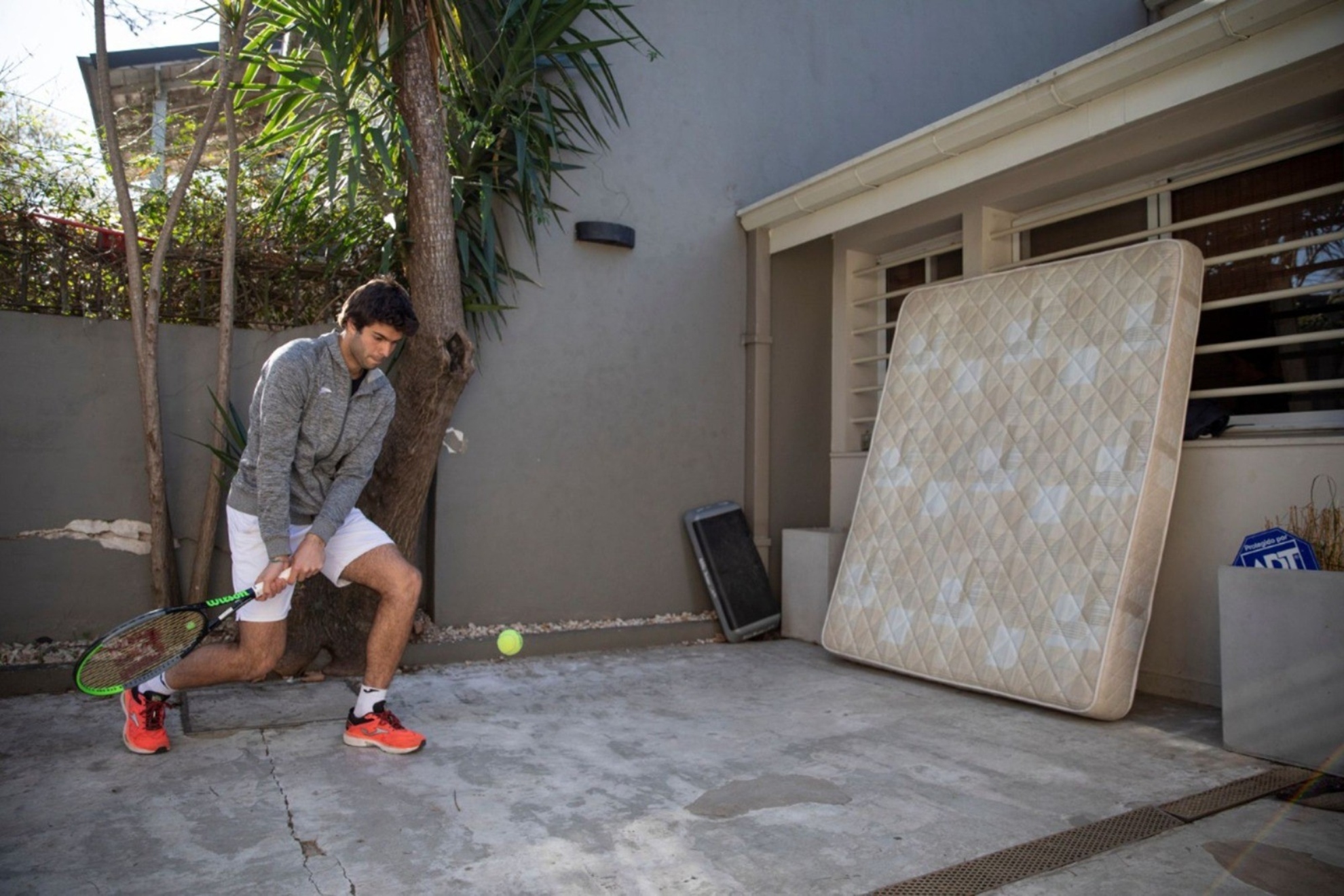 Díaz Acosta entrenando con un colchón en su casa durante la pandemia