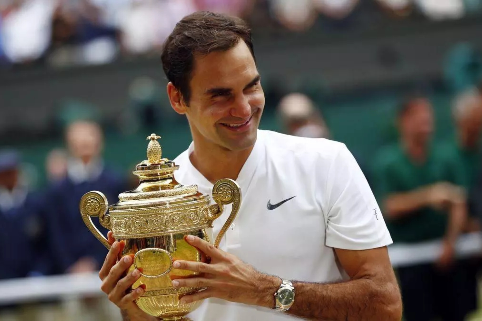 Federer, con el título de Wimbledon.