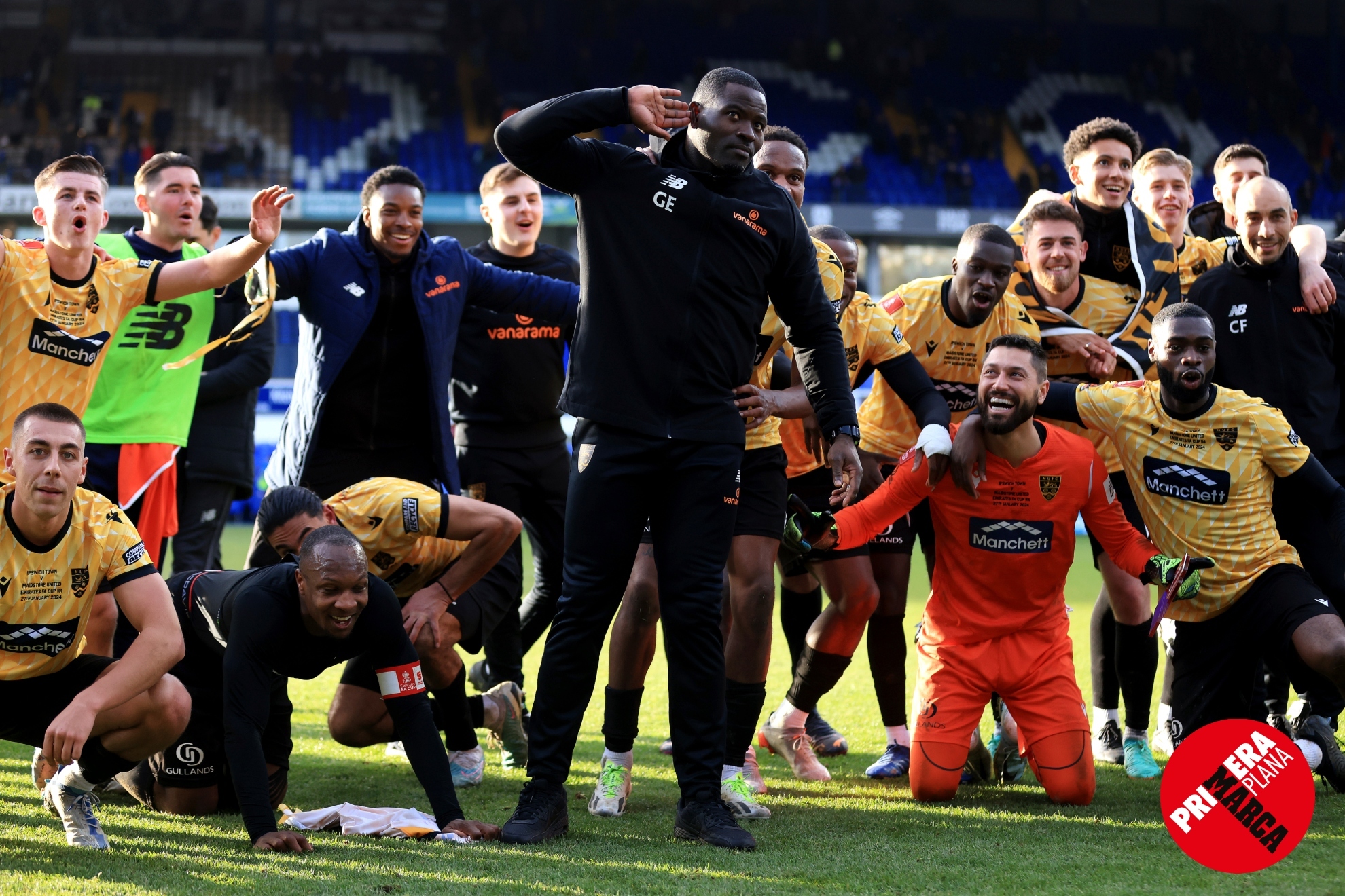 Los jugadores delMaidstone, con el entrenador George Elokobi a la cabeza, celebran la victoria en Ipswich.