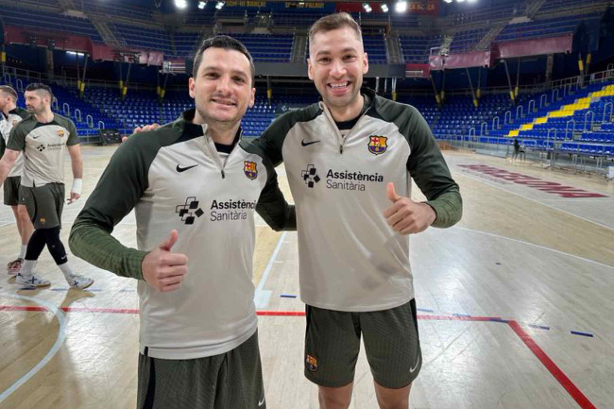 Dyego y Pito posan para los medios oficiales del Barcelona.