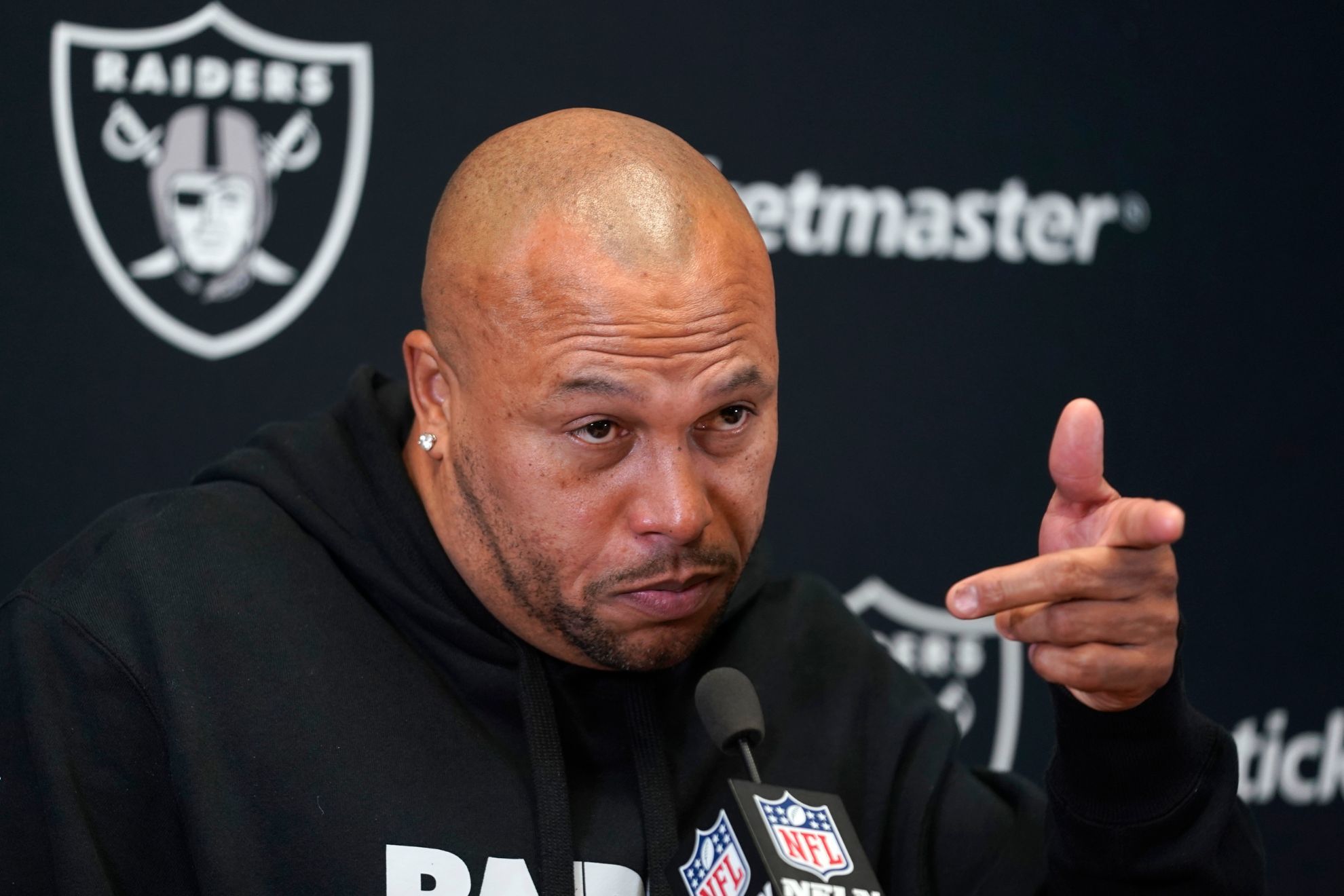 Antonio Pierce hates the Chiefs and is proud Raiders are last team to beat them