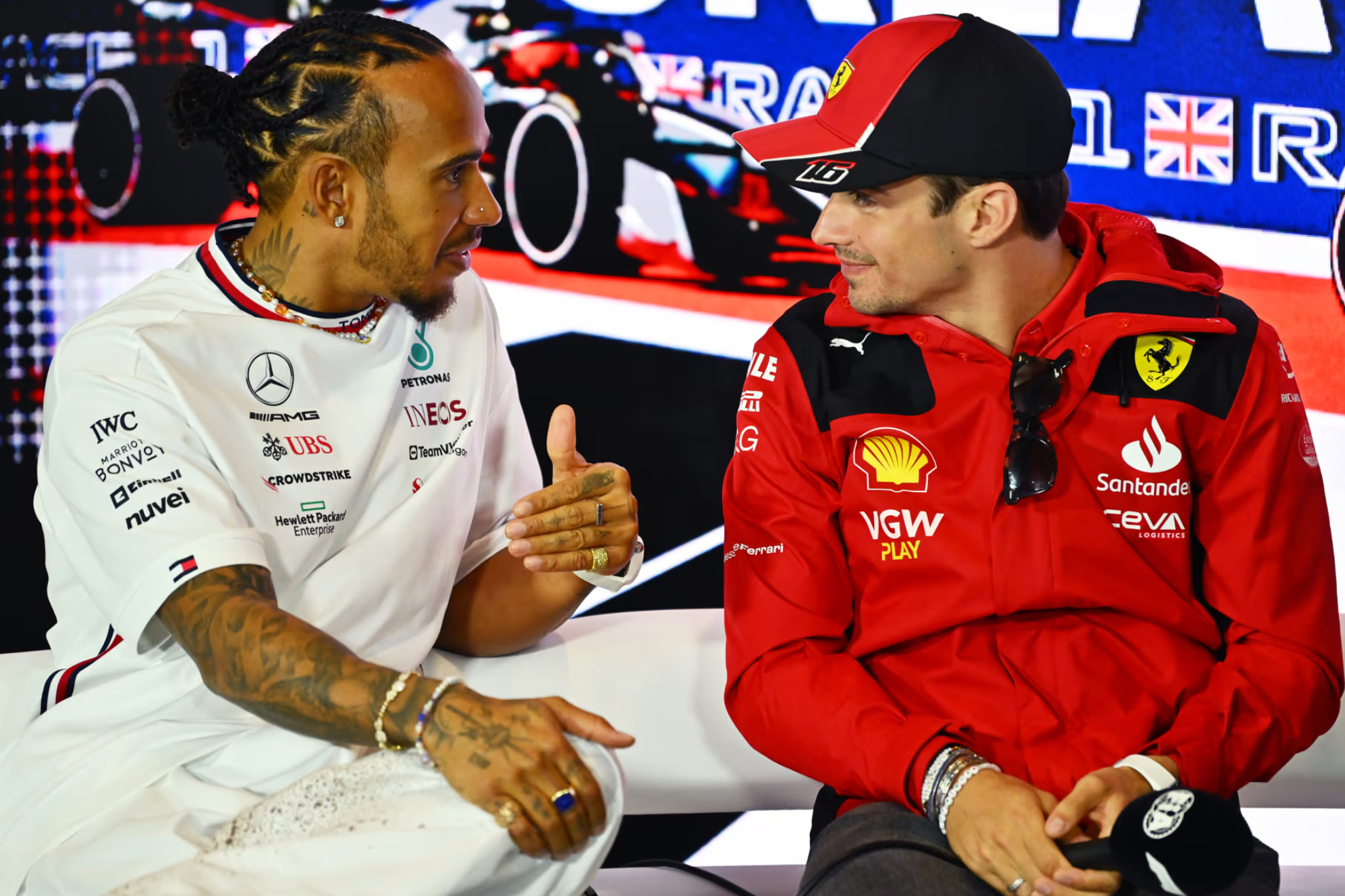 Hamilton conversa con Leclerc.