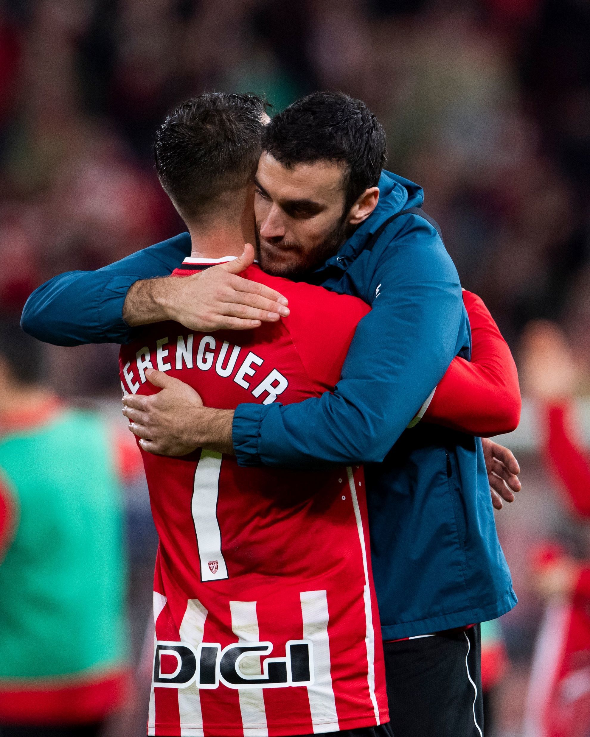 Lekue abraza a Berenguer, protagonista del triunfo, a la conclusión del Athletic-Girona.