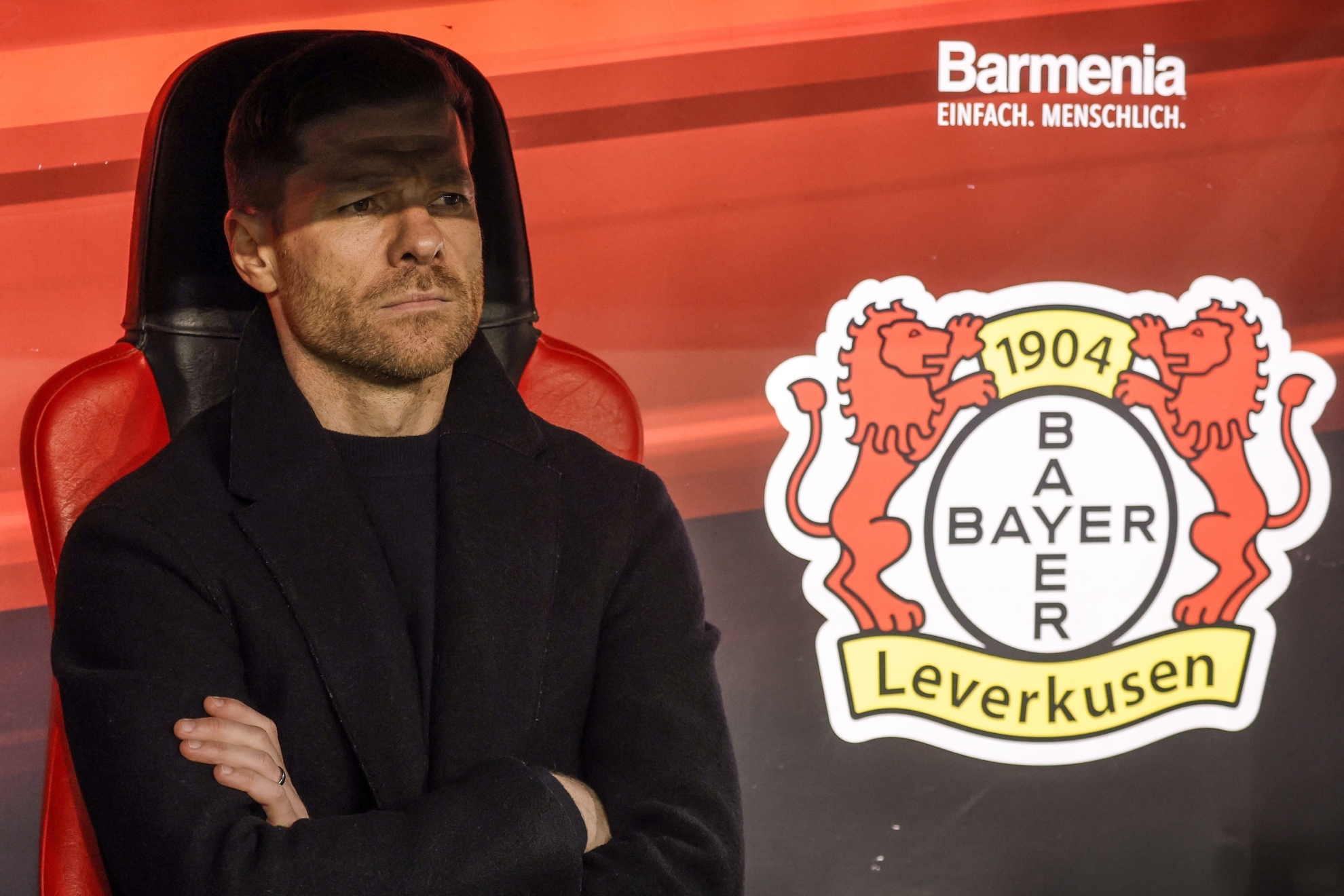 Xabi Alonso observa un partido desde el banquillo del Bayer Leverkusen.