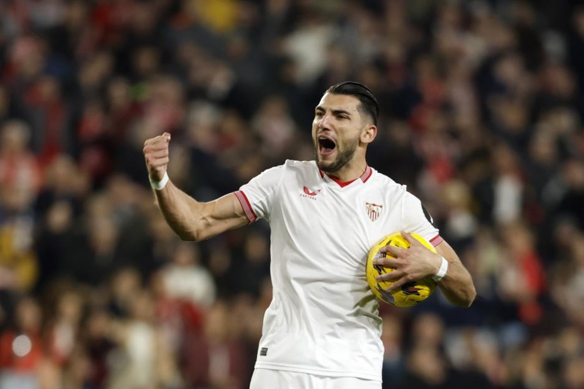 Rafa Mir celebra un gol con el Sevilla